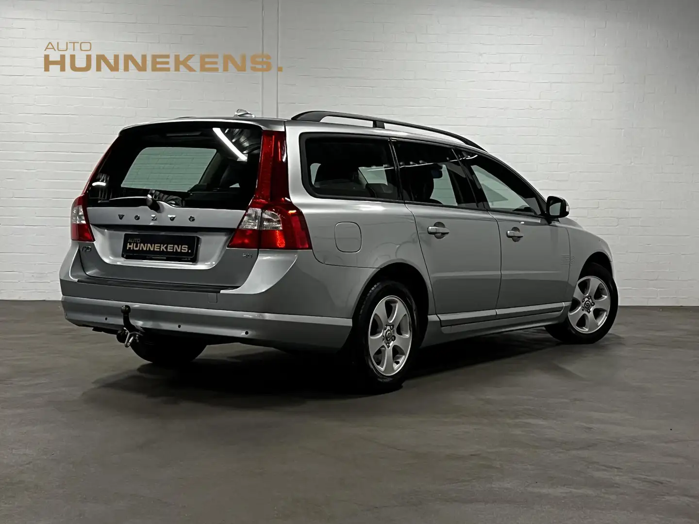 Volvo V70 2.0 Momentum Leder | Trekhaak | Cruise & Climate c Grey - 2