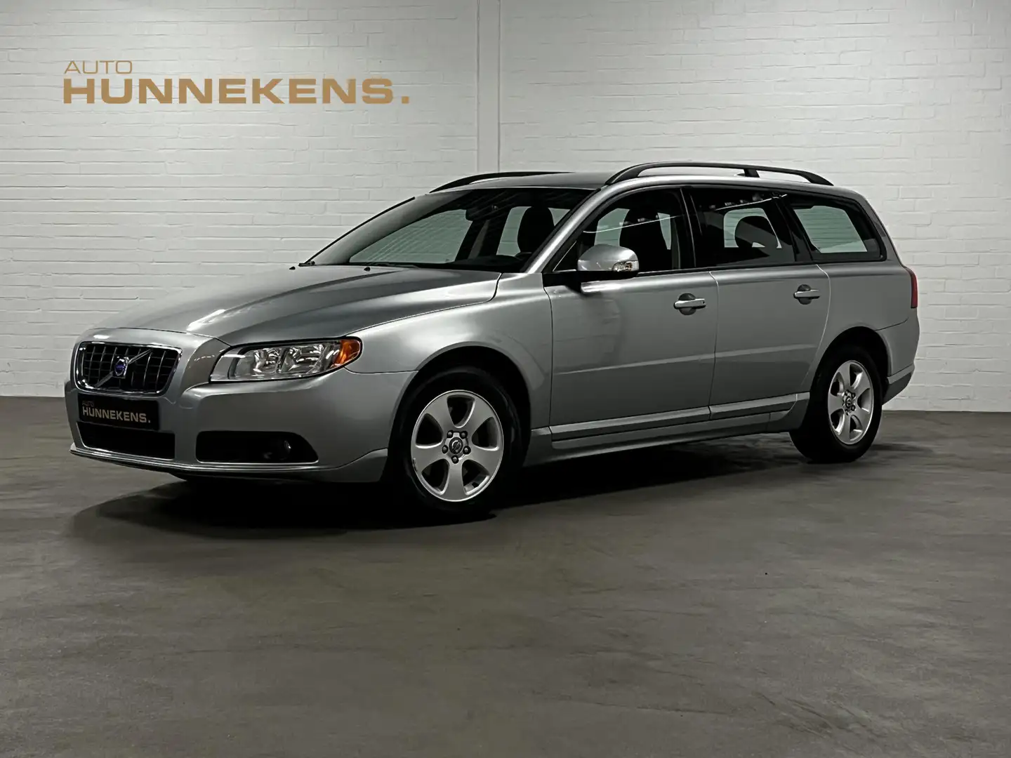 Volvo V70 2.0 Momentum Leder | Trekhaak | Cruise & Climate c Grey - 1