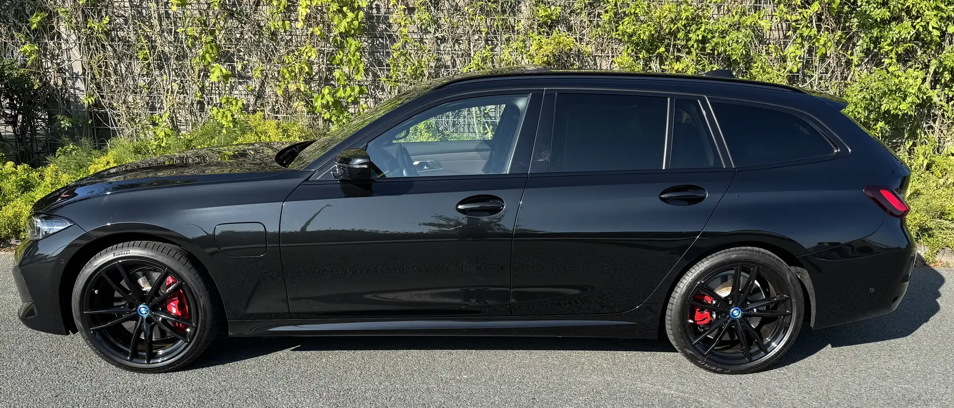 BMW 330 BMW 3-Serie 330e M-pakket Shadow line 292pk 2023 Zwart - 2