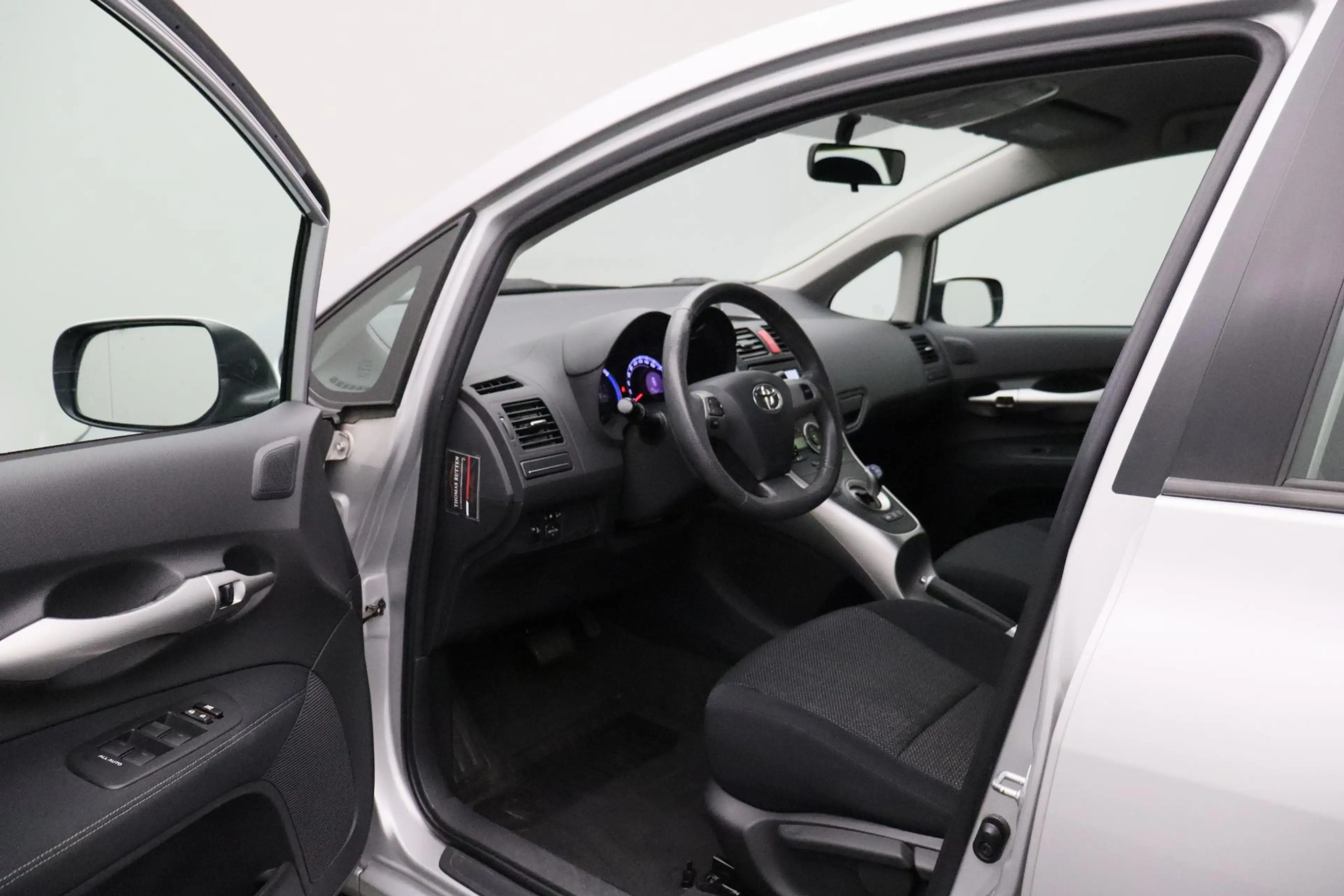 Toyota Auris 1.8 Full Hybrid Aspiration 2012 NAP | Navigatie | — photo 2