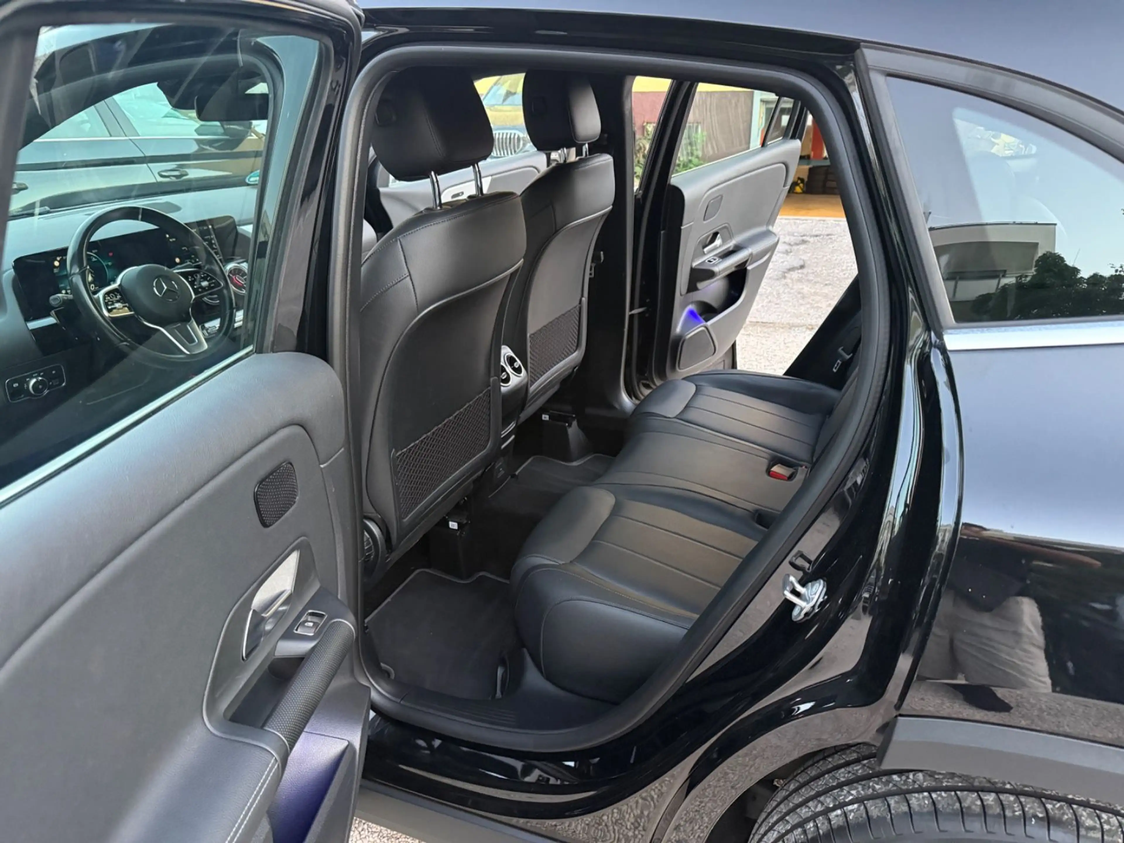 Mercedes-Benz GLA 220 GLA220d 4Matic Ambientenbeleucht LED Leder Navi — photo 13