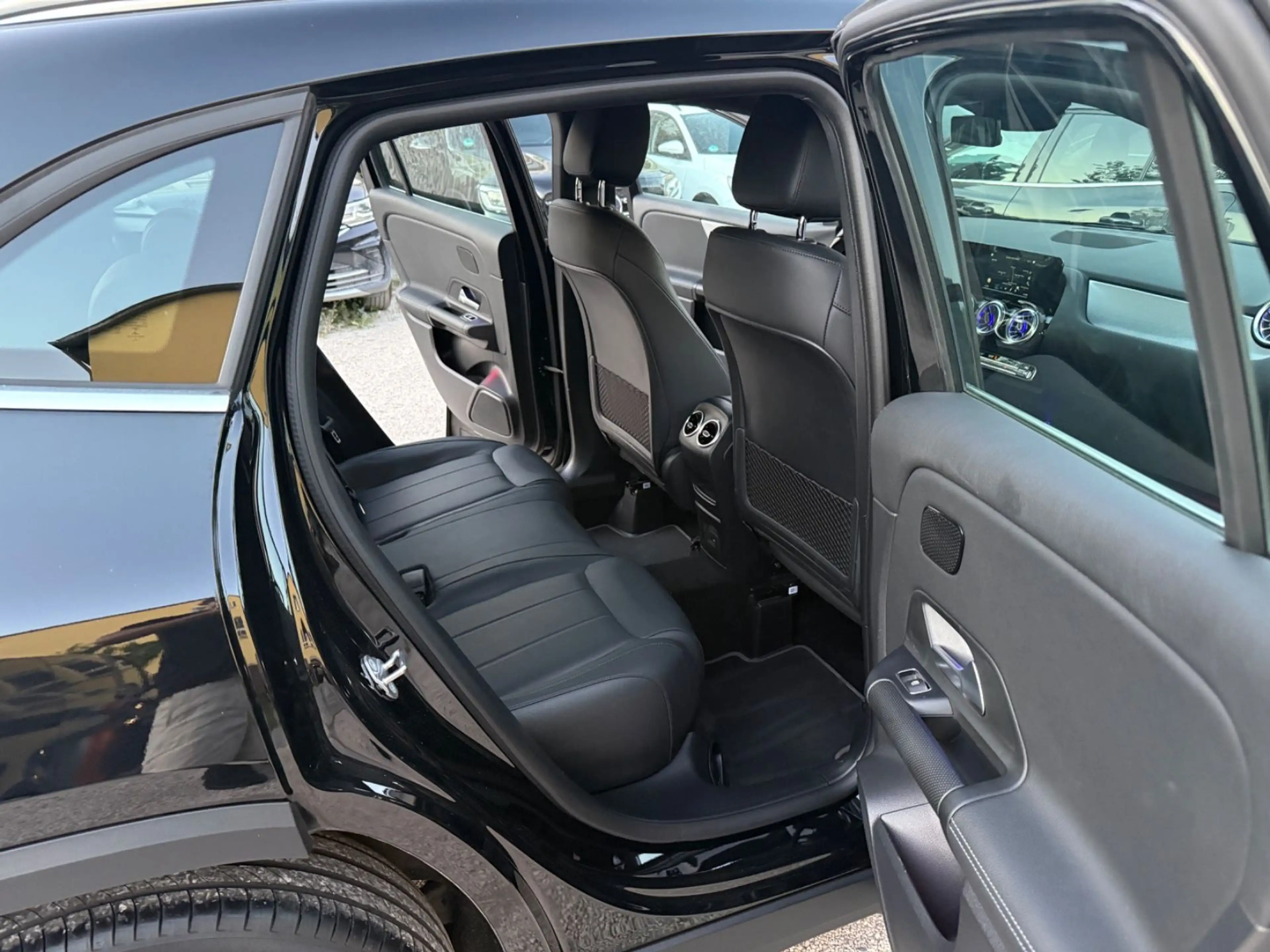 Mercedes-Benz GLA 220 GLA220d 4Matic Ambientenbeleucht LED Leder Navi — photo 15