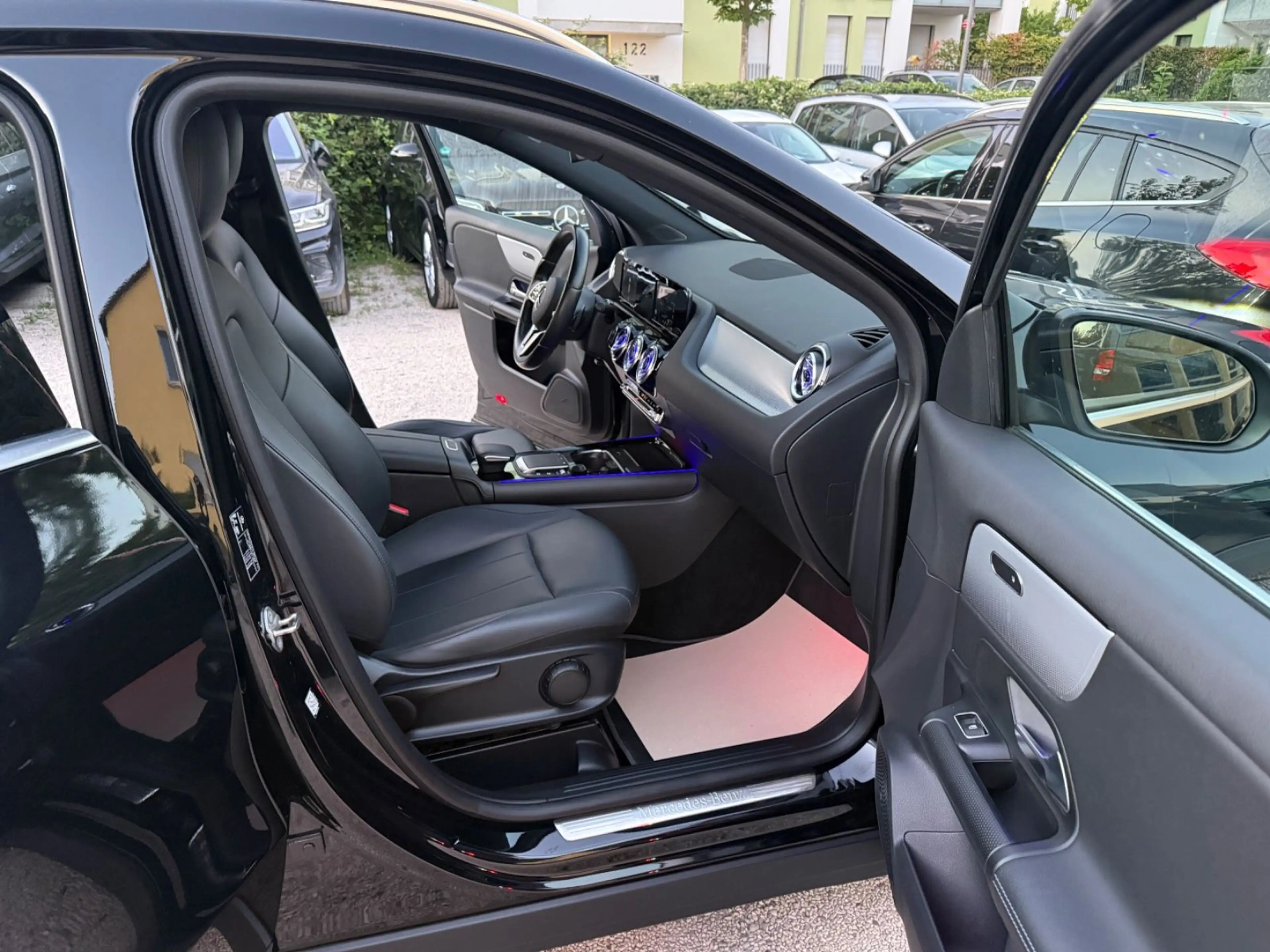 Mercedes-Benz GLA 220 GLA220d 4Matic Ambientenbeleucht LED Leder Navi — photo 12