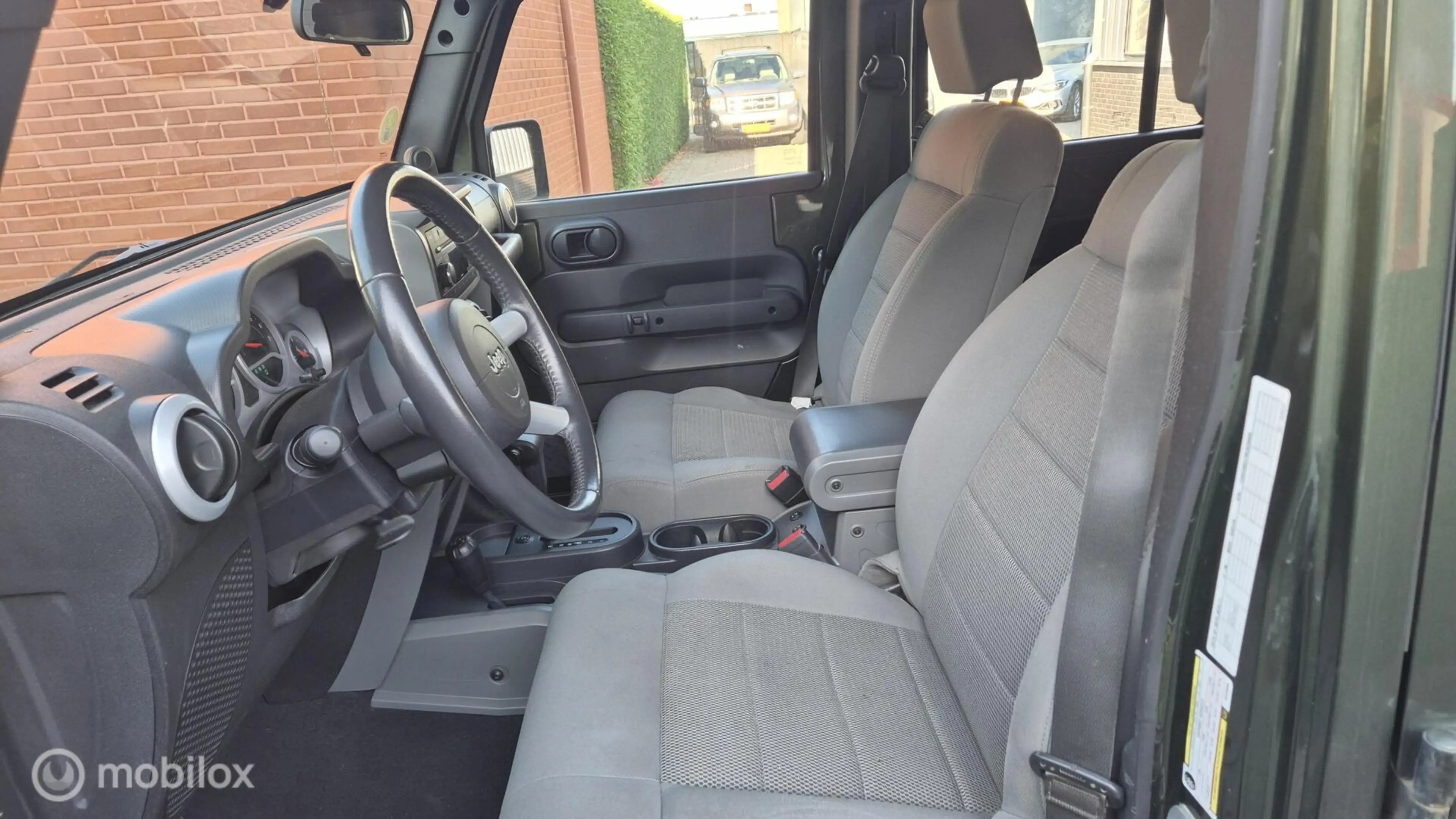 Jeep Wrangler Unlimited 3.8 Sahara — photo 9