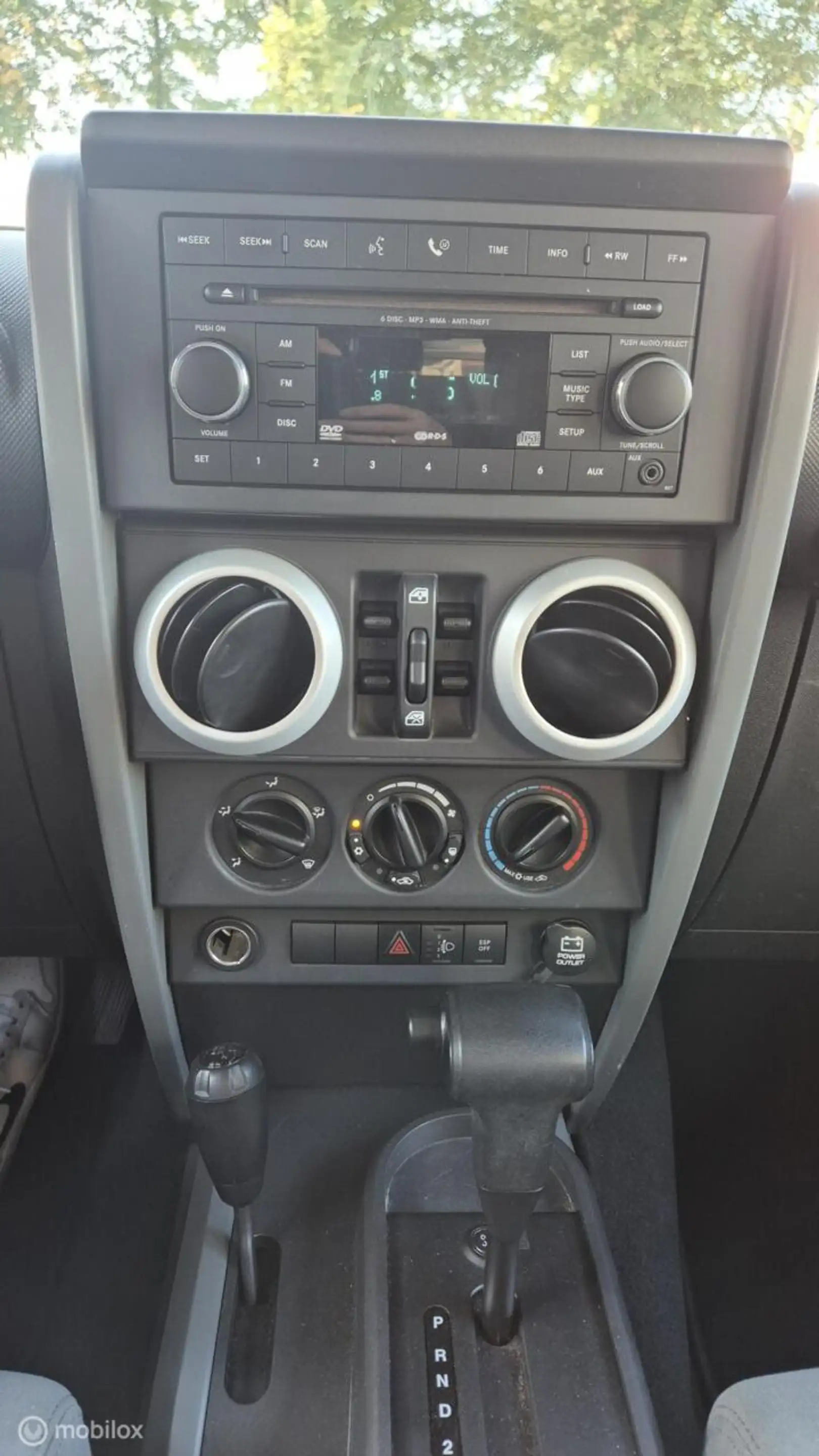 Jeep Wrangler Unlimited 3.8 Sahara — photo 11