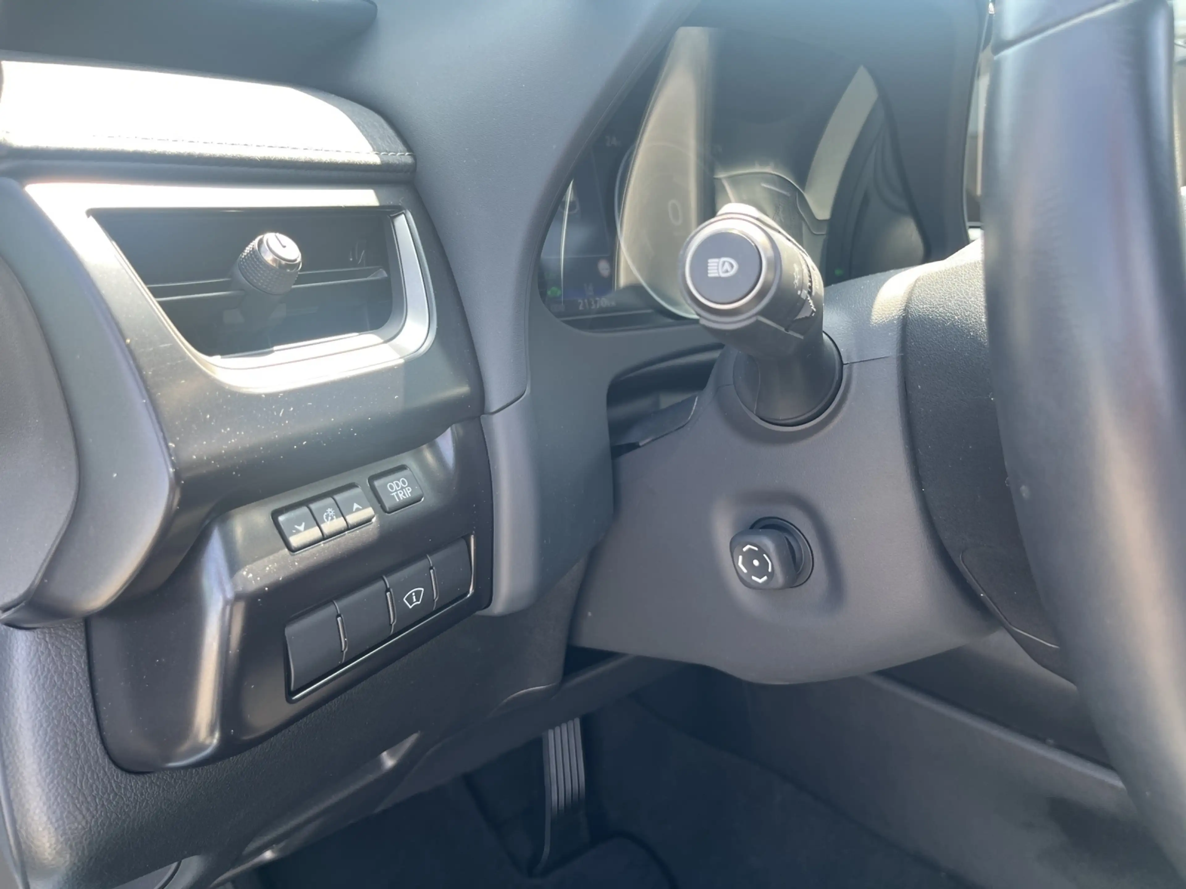 Lexus UX 250h 250 h*EXECUTIVE*HUD*LEDER*SCHIEBEDACH — photo 13