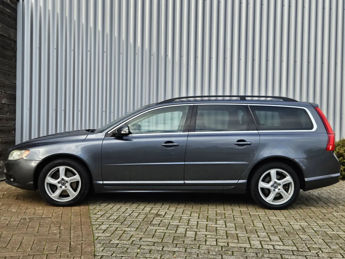 Volvo V70 2.4 D5 Summum /Automaat/Stoelverwarming/Leer/Xenon Grijs - 2