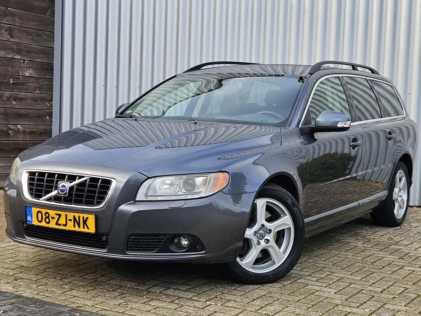 Volvo V70 2.4 D5 Summum /Automaat/Stoelverwarming/Leer/Xenon Grijs - 1
