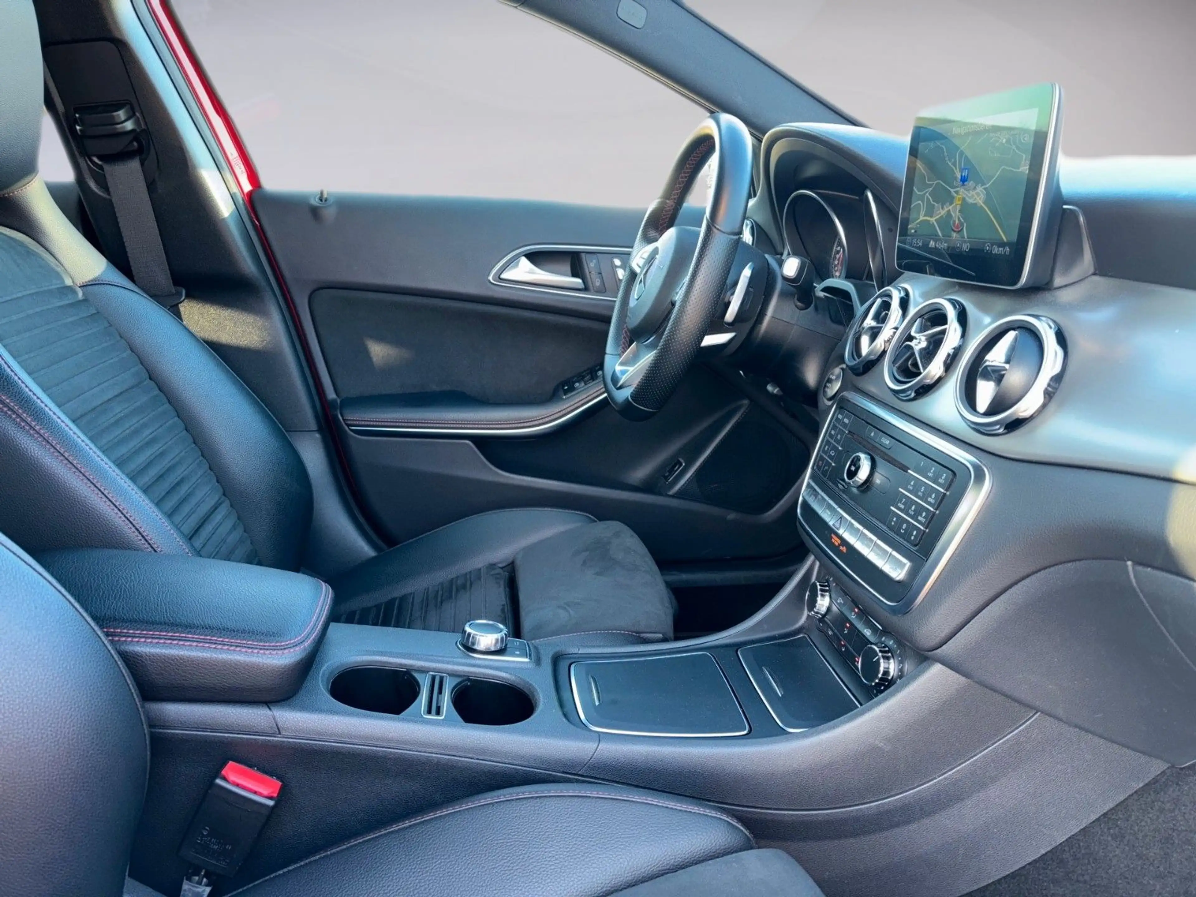 Mercedes-Benz GLA 220 4Matic*AMG*PANO*LED* — photo 14