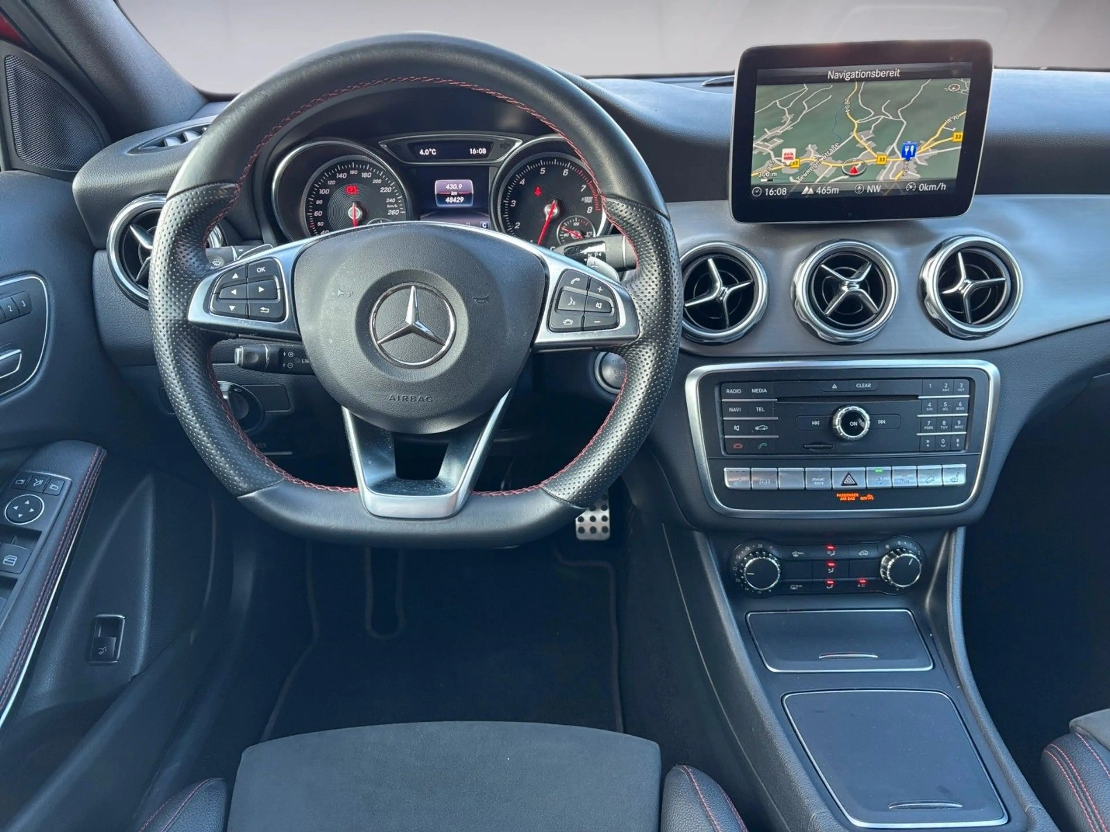 Mercedes-Benz GLA 220 4Matic*AMG*PANO*LED* — photo 12