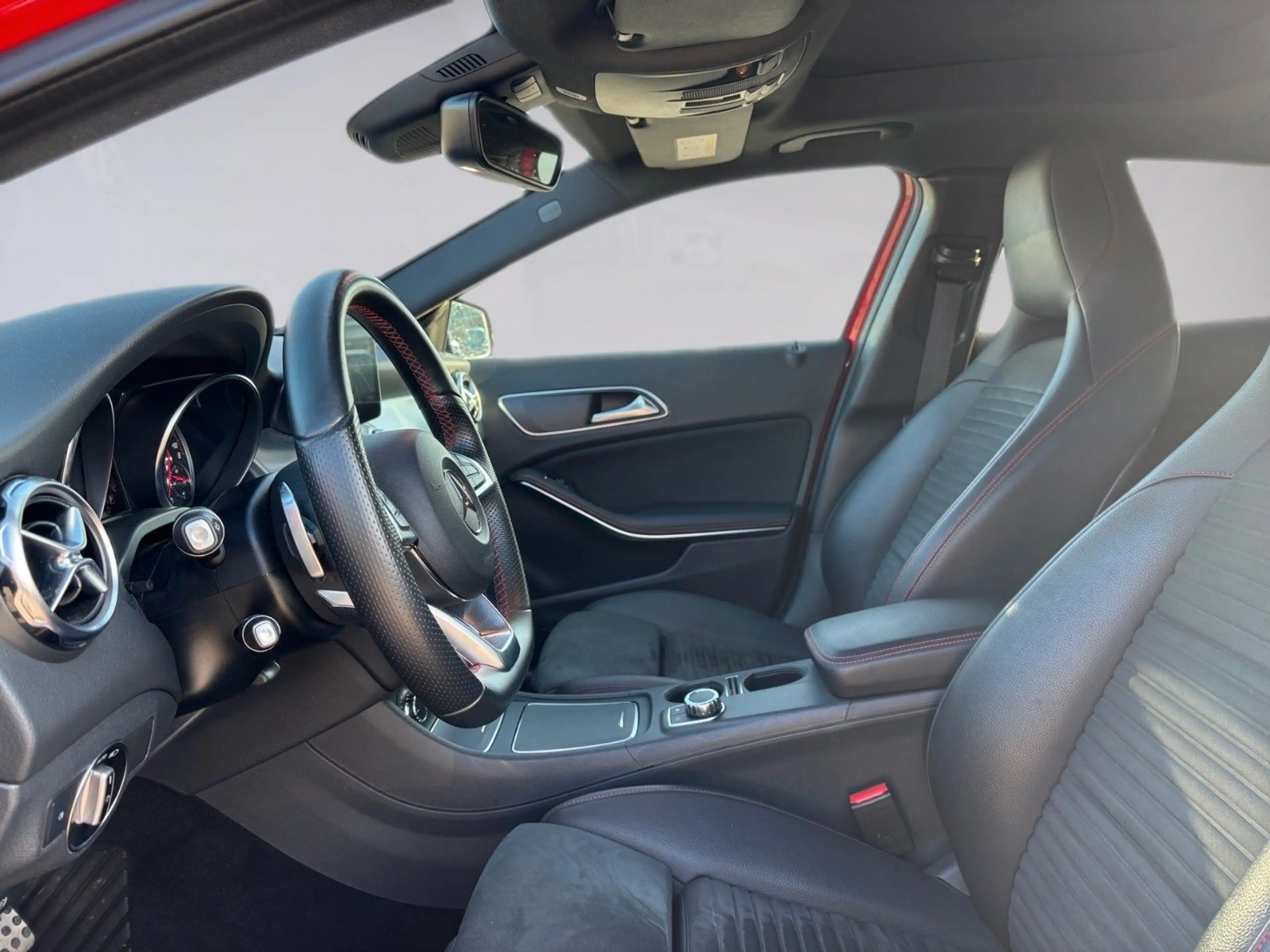 Mercedes-Benz GLA 220 4Matic*AMG*PANO*LED* — photo 10
