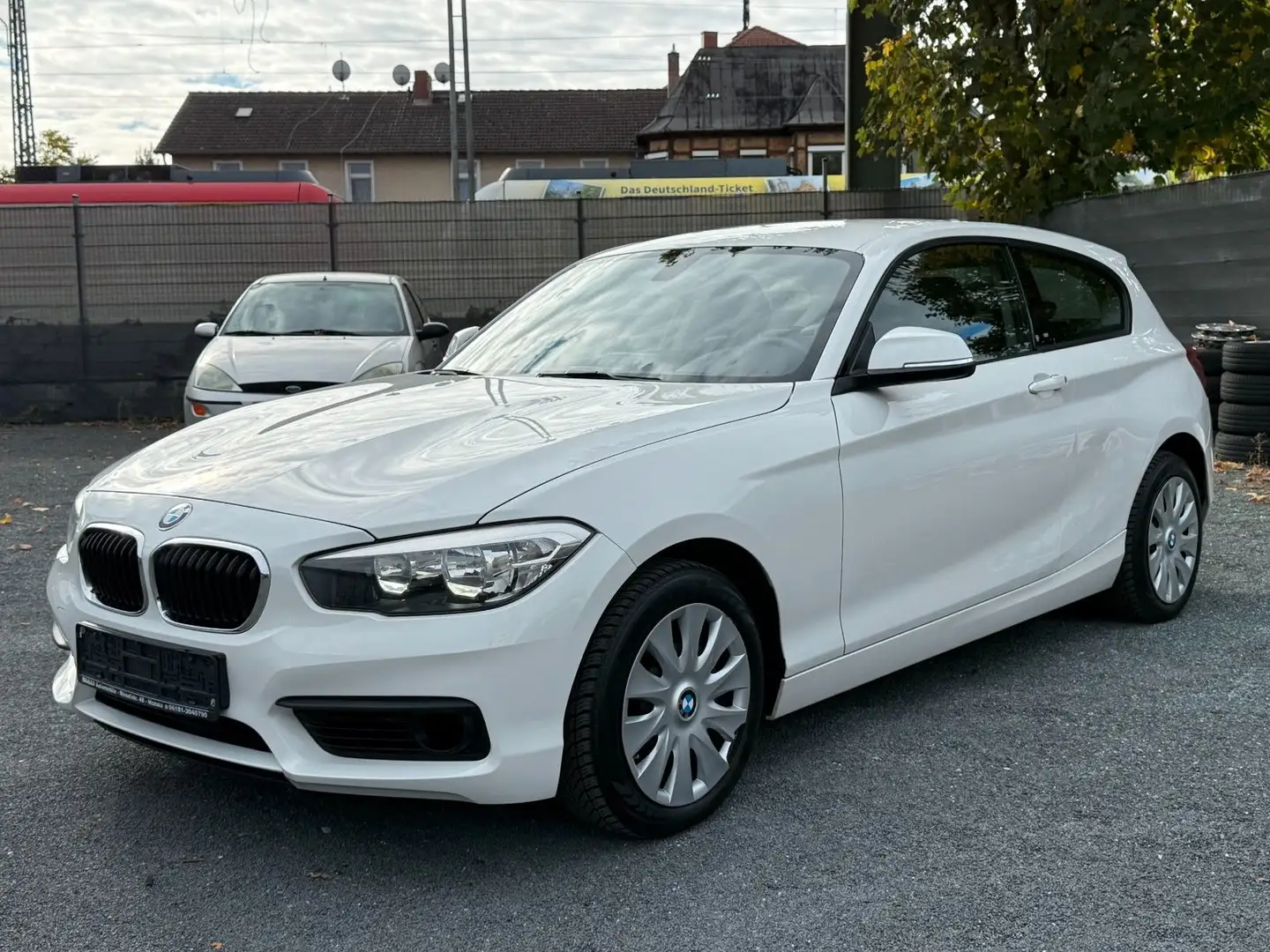 BMW 120 i ADVANTAGE / AUTOMATIK / 1 HAND / PDC / Weiß - 2