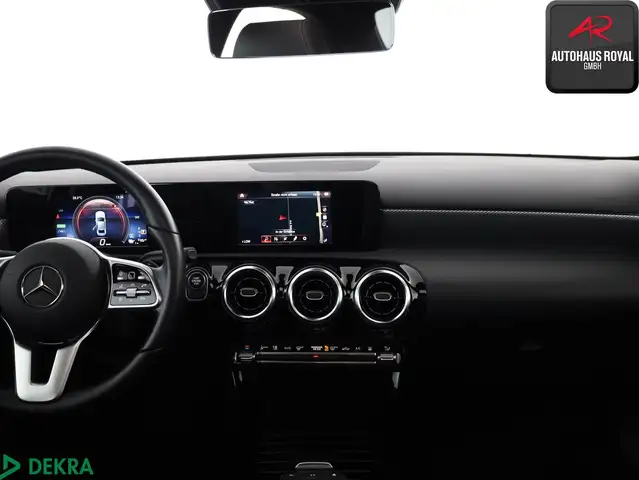 Mercedes-Benz 250 view 9