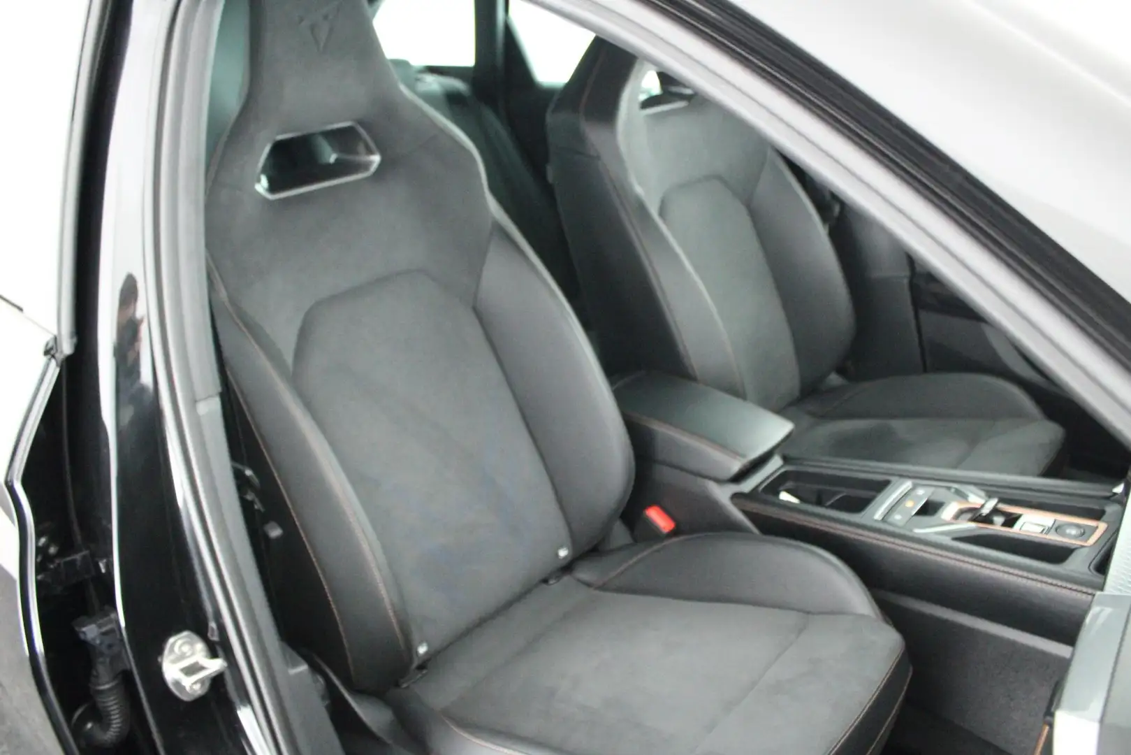 CUPRA Leon Sportstourer 1.5 TSI 204pk e-Hybrid Business Trekh Zwart - 2