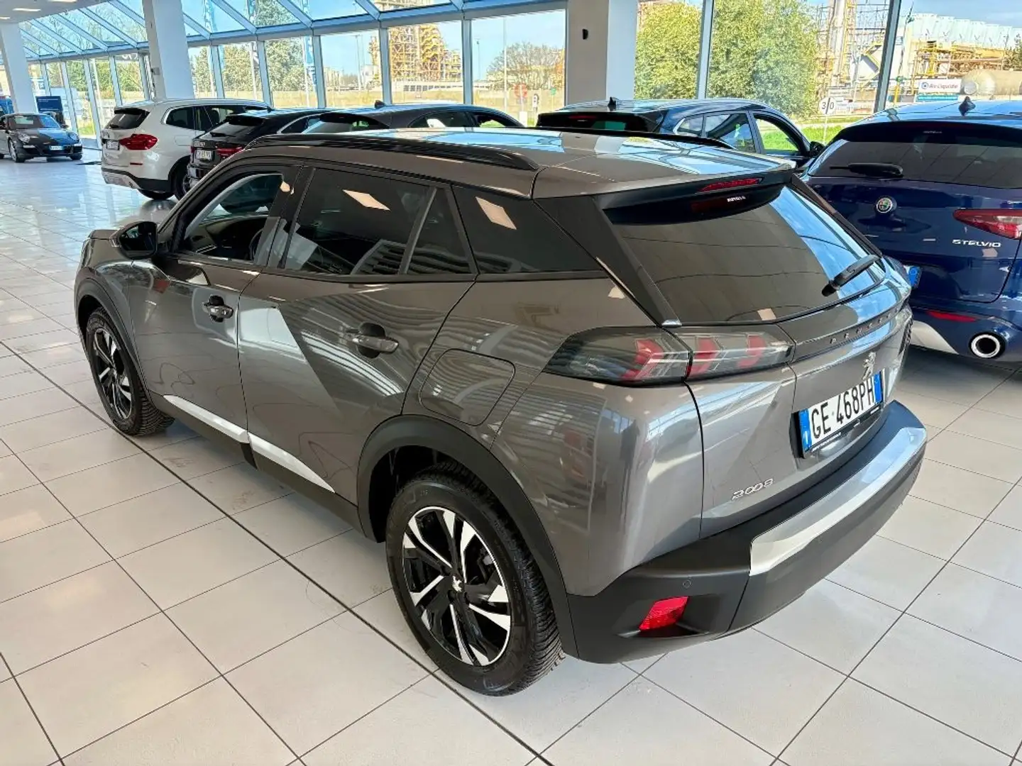 Peugeot 2008 BlueHDi 110 S&S Allure Neopatentati Grau - 2