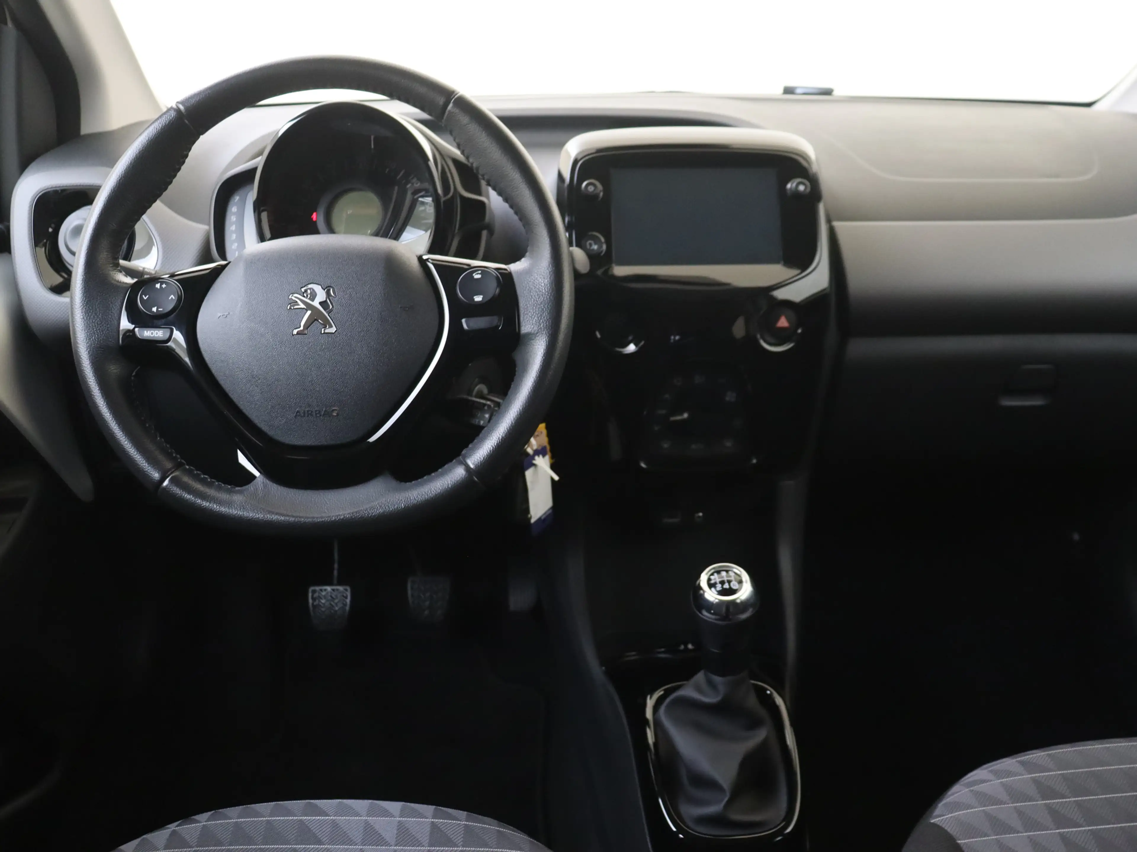 Peugeot 108 1.0 e-VTi Allure — photo 5