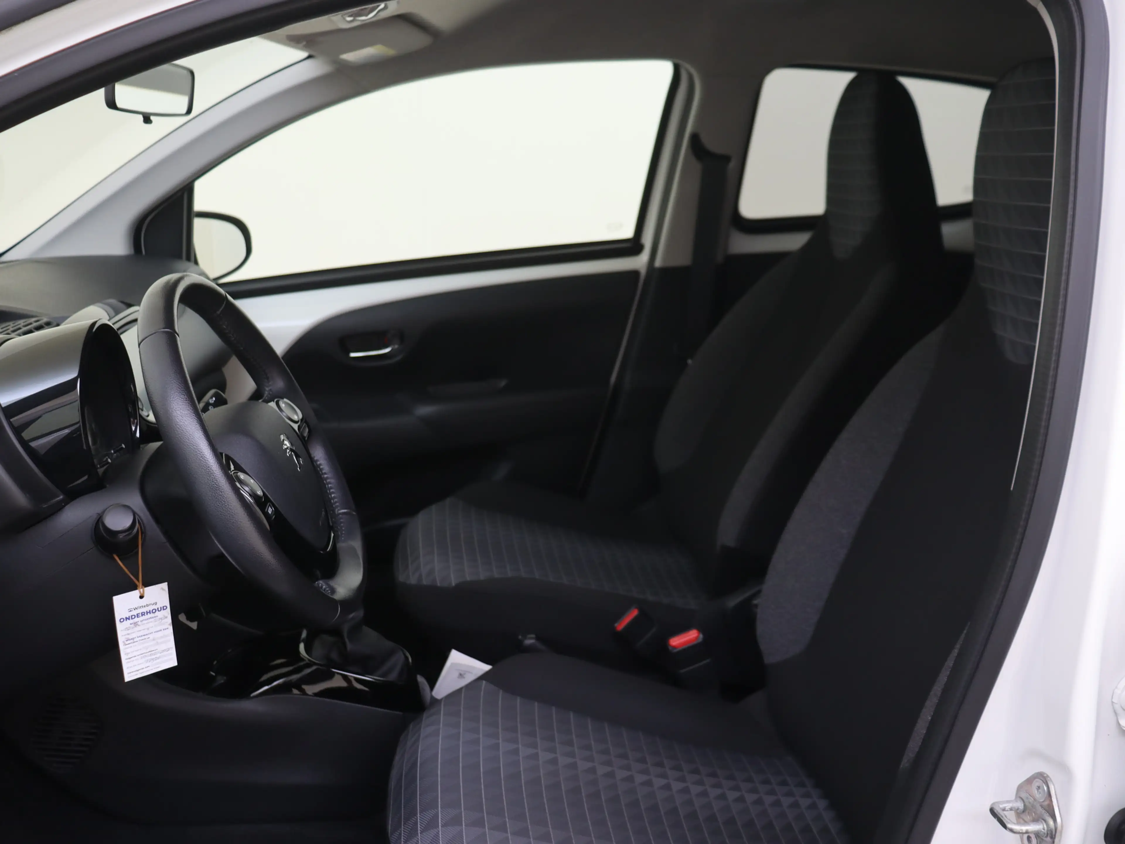 Peugeot 108 1.0 e-VTi Allure — photo 10