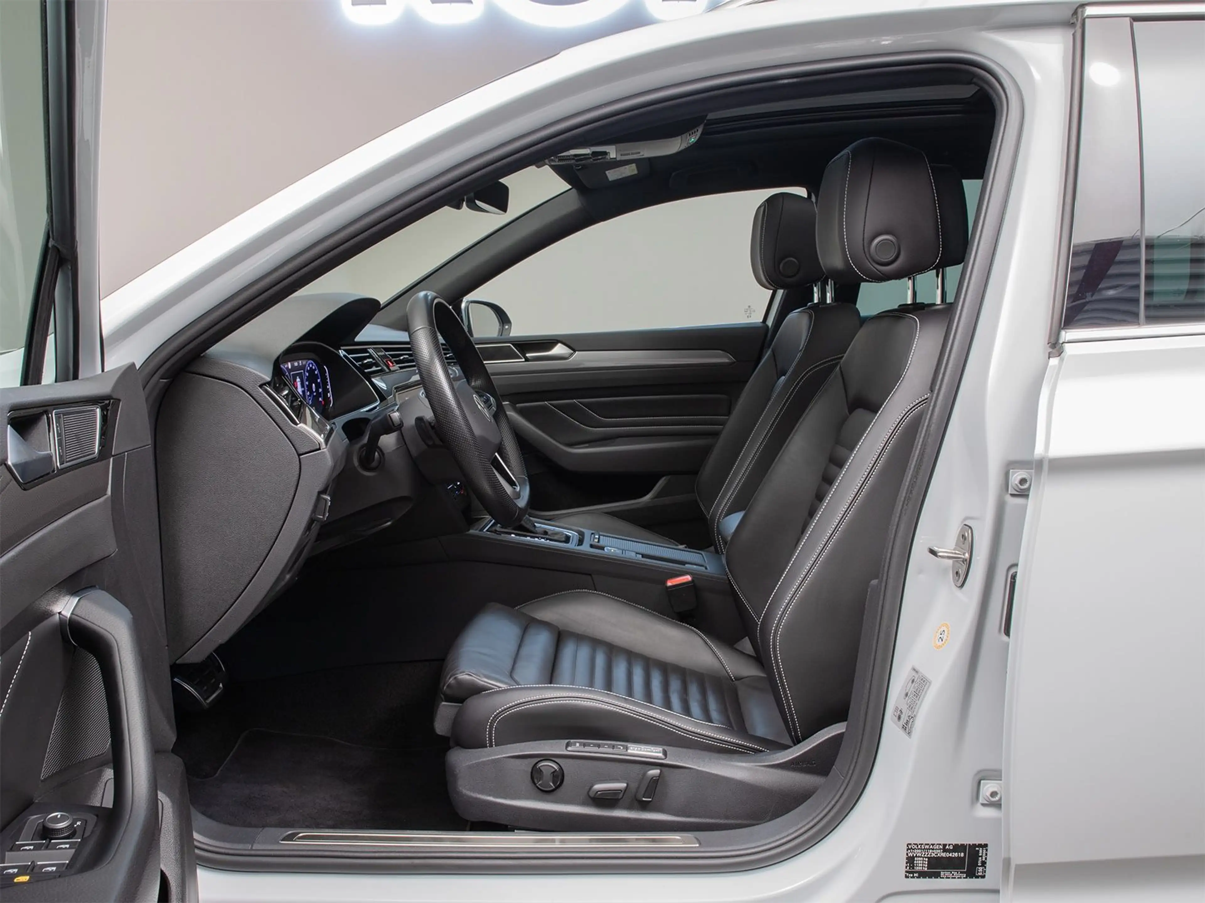 Volkswagen Passat Alltrack CAM Matrix PANO Massage ACC Memo — photo 13