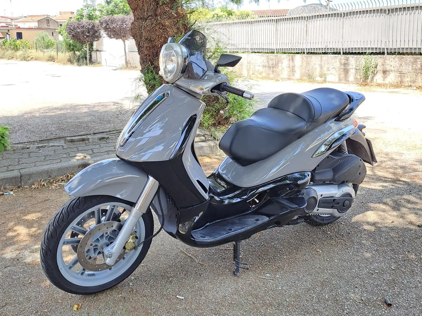 Piaggio Beverly 500 Scooter Gris - 2