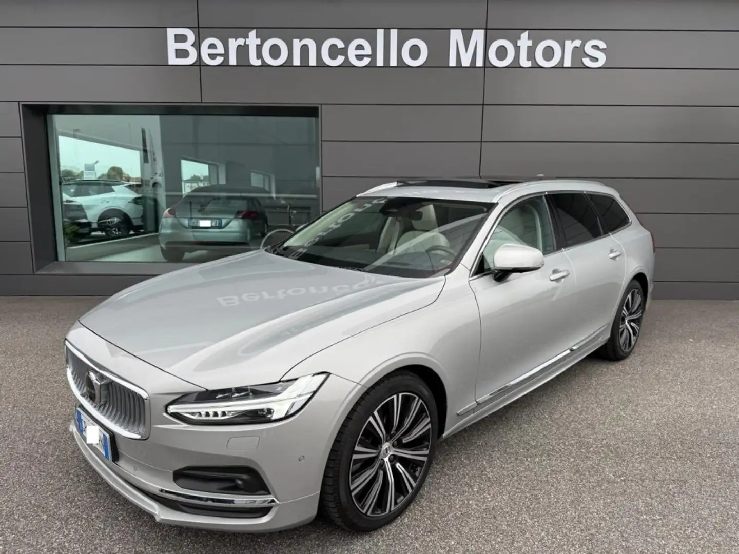 Volvo V90 B4 2.0 197cv Ultimate Bright FULL-TETTO-HARMAN-LED Argento - 1