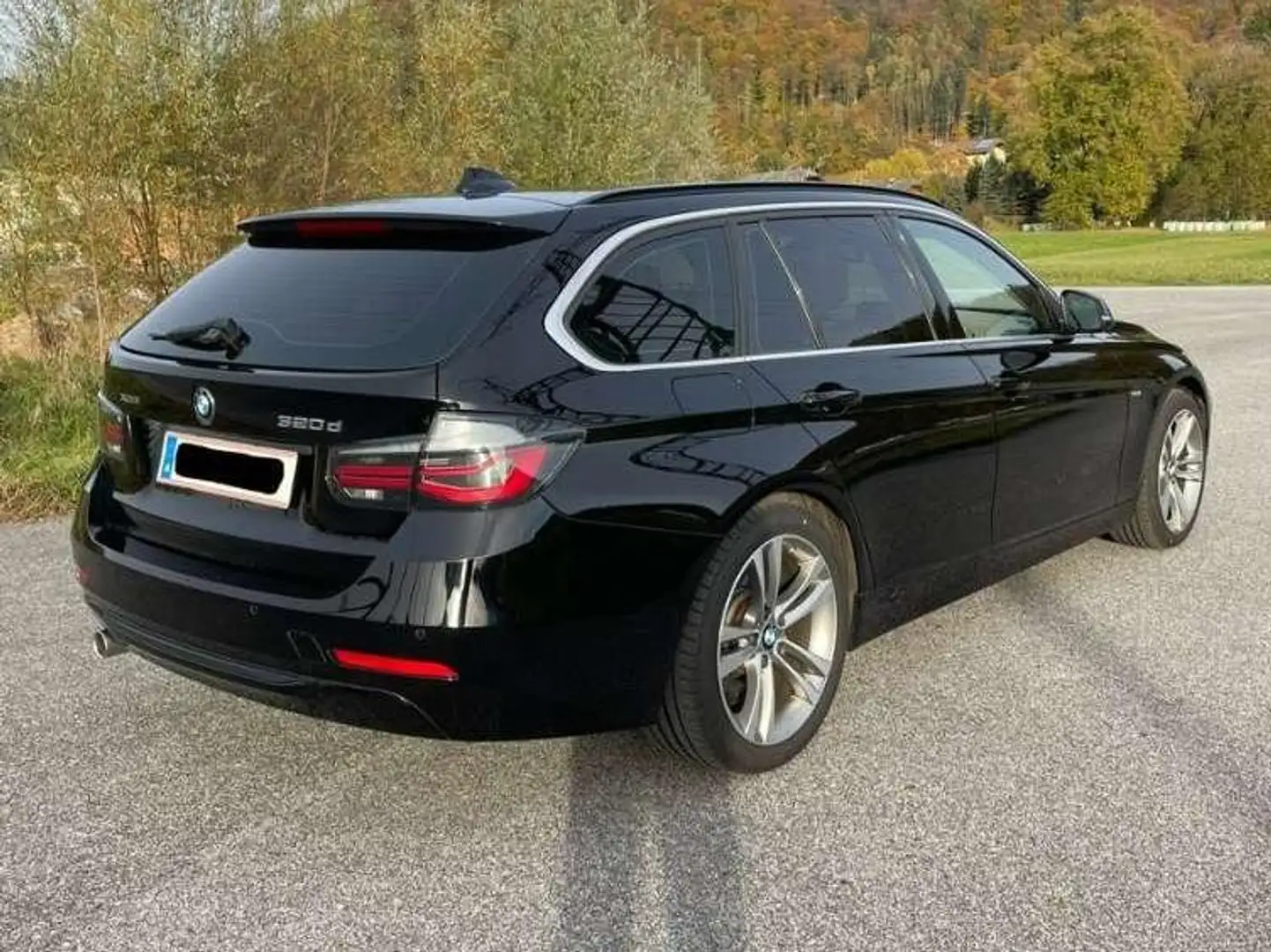 BMW 320 320d xDrive Touring Schwarz - 2