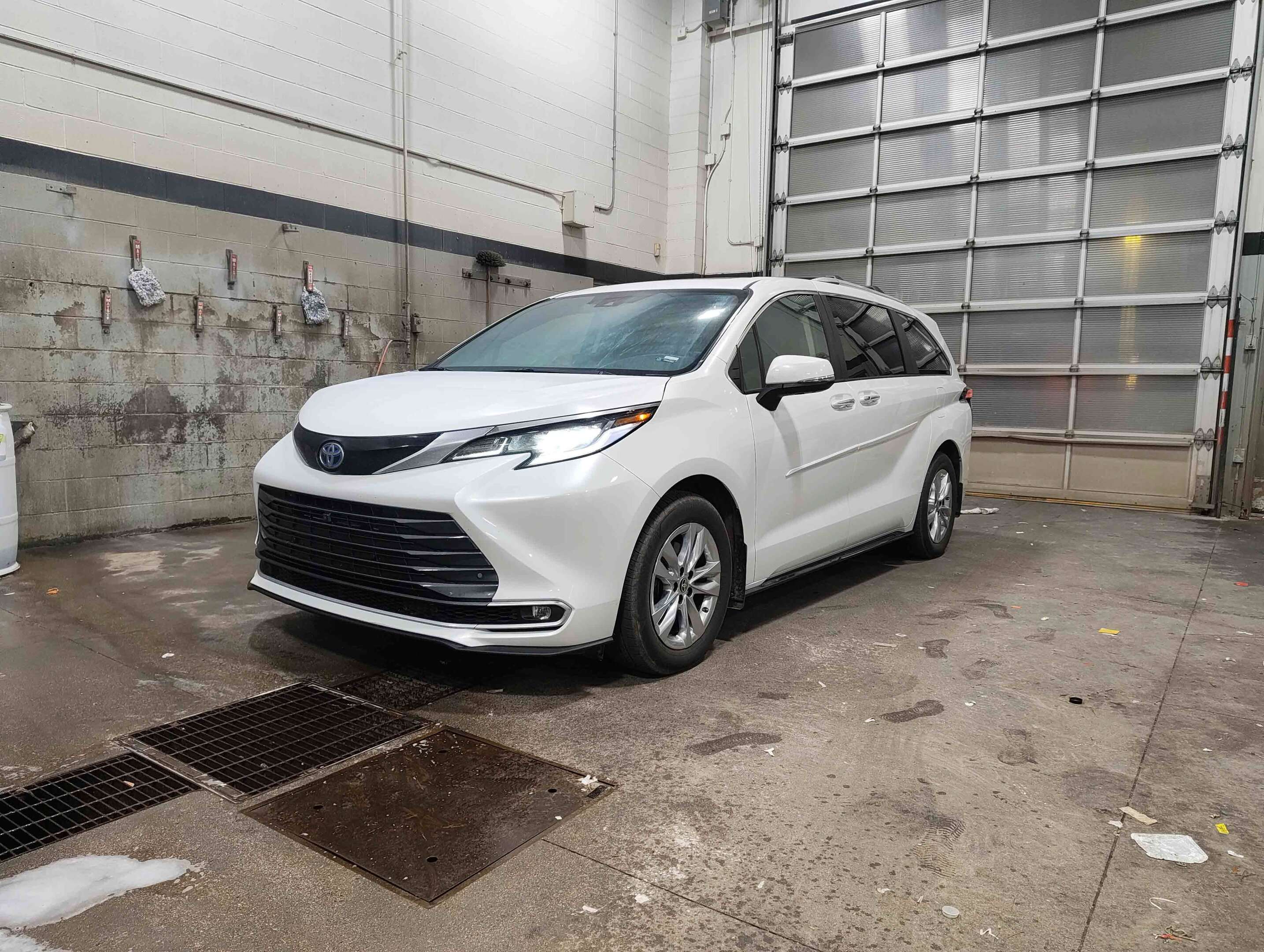 2024 Toyota Sienna Limited 2.5L AWD — снимка 1