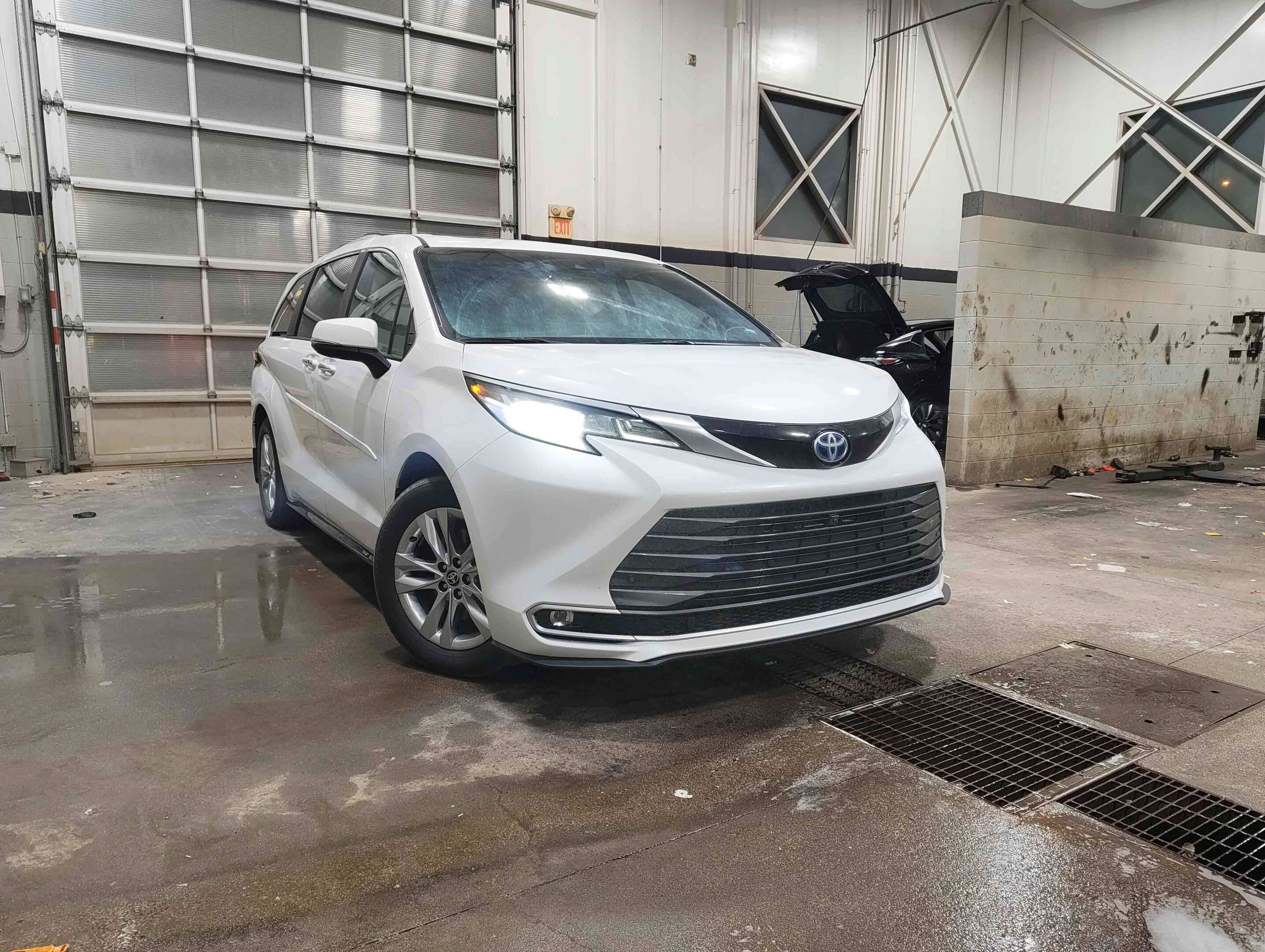 2024 Toyota Sienna Limited 2.5L AWD — снимка 1