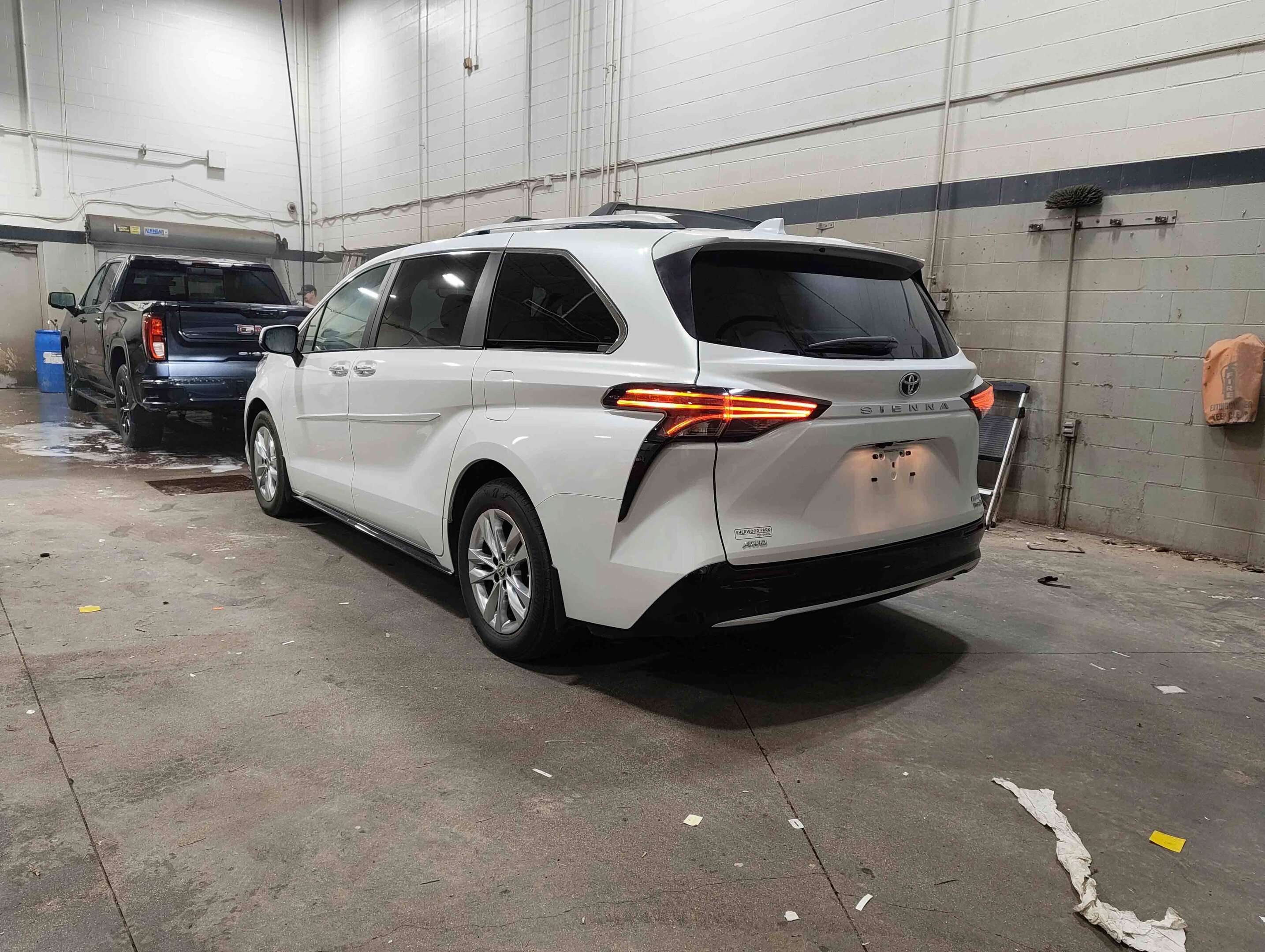 2024 Toyota Sienna Limited 2.5L AWD — снимка 1