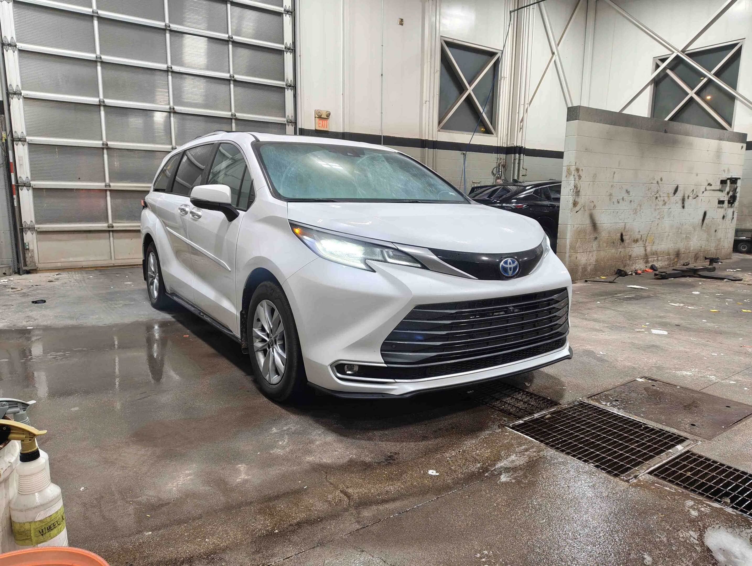 2024 Toyota Sienna Limited 2.5L AWD — снимка 1