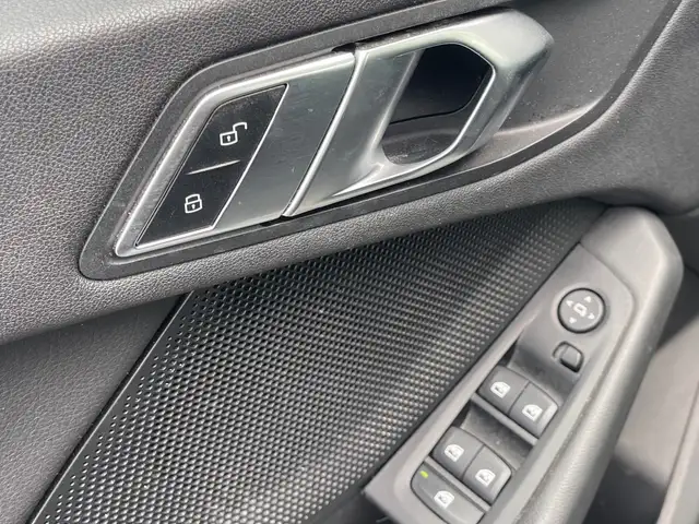 BMW 2 Series view 24