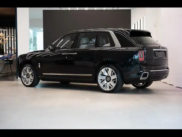 Rolls-Royce Cullinan view 2