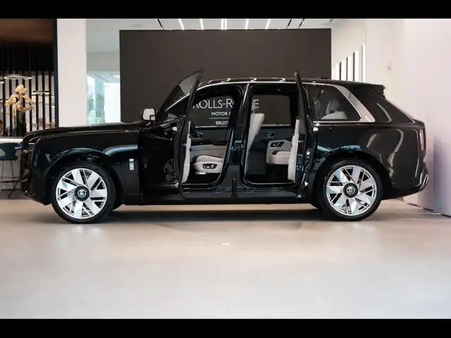 Rolls-Royce Cullinan view 4