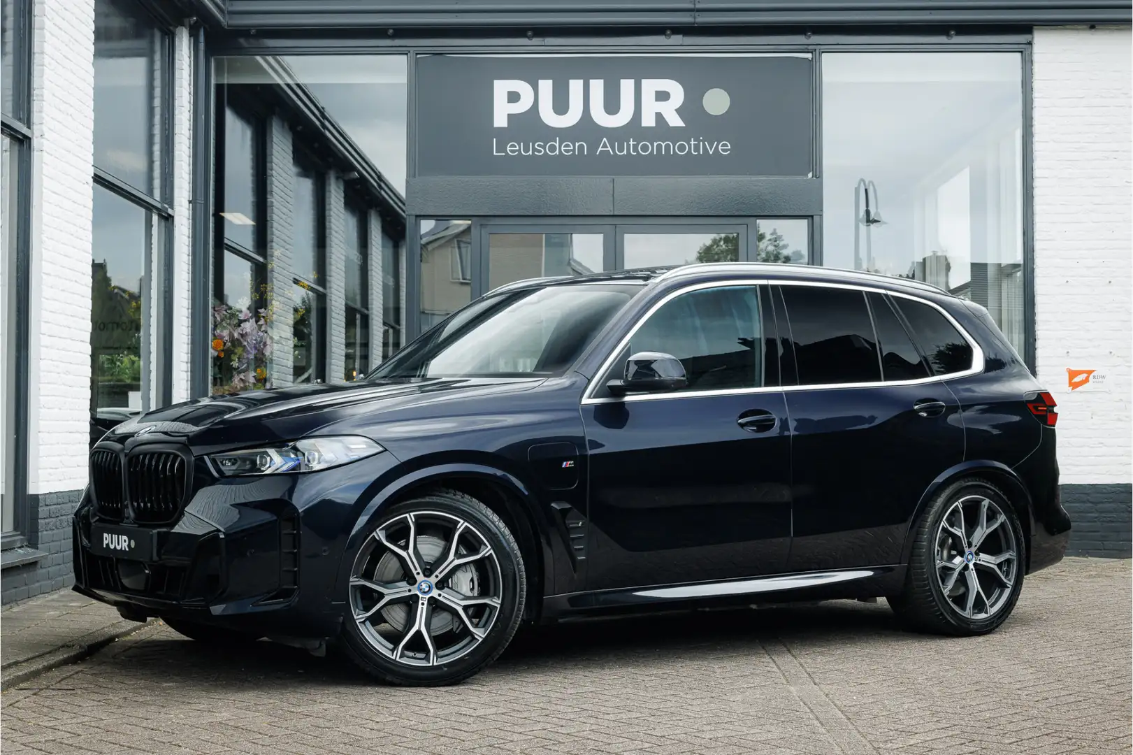 BMW X5 xDrive50e Launch Edition Pano - Individual - Harma Zwart - 1