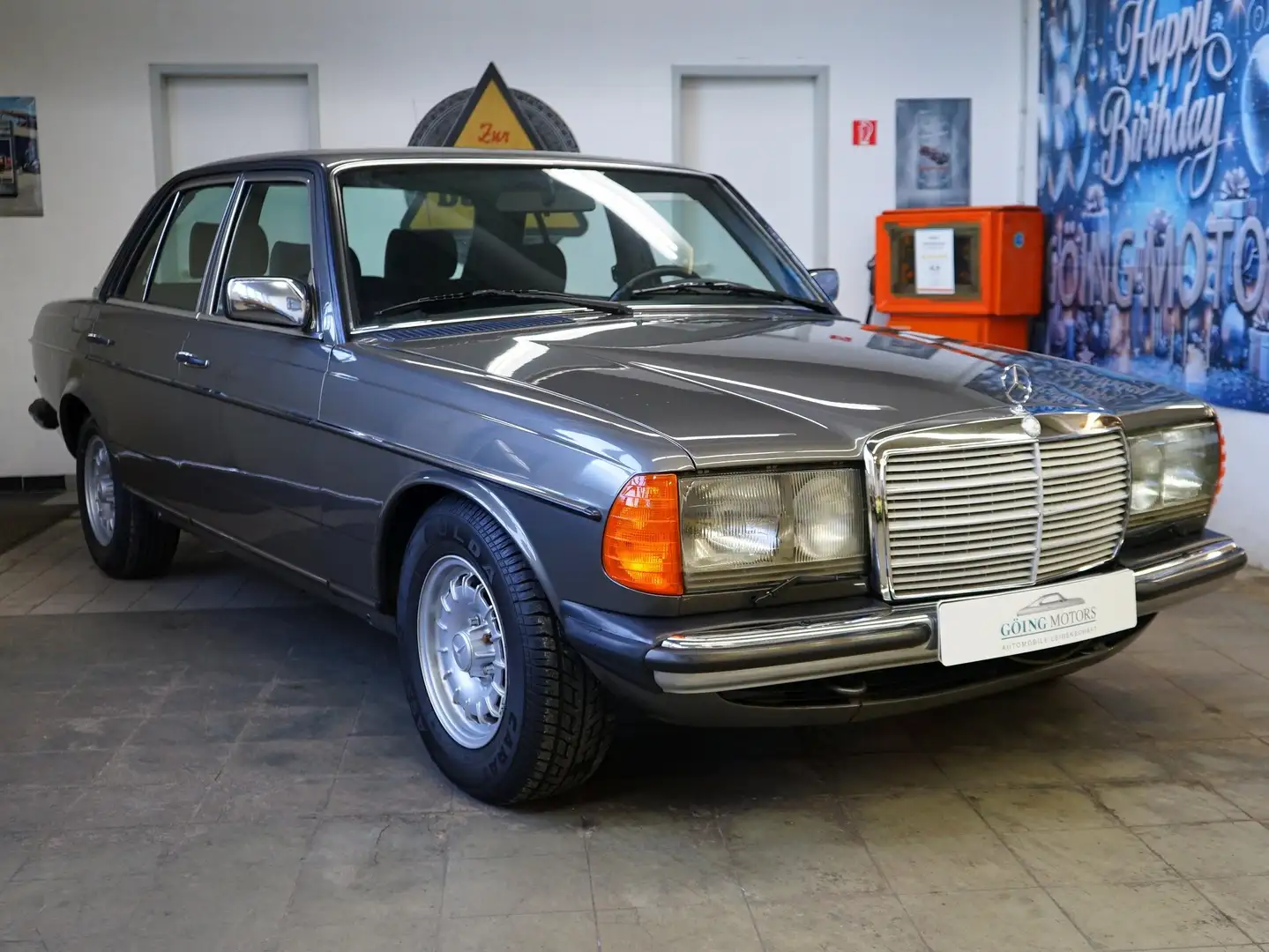 Mercedes-Benz CE 280 PreMerger W123 AMG mit M117 8-Zylinder und AMG FIN Grau - 2