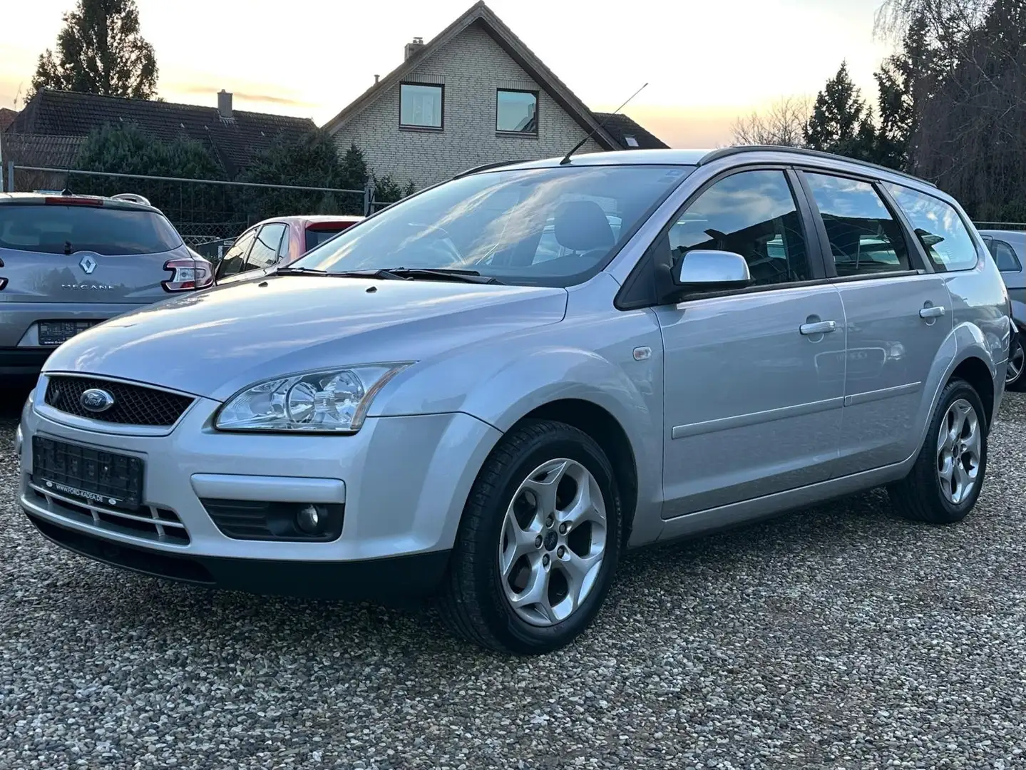 Ford Focus 1.8 Style Scheckheft SHZ Einparkhilfe Klima Alu Zilver - 1