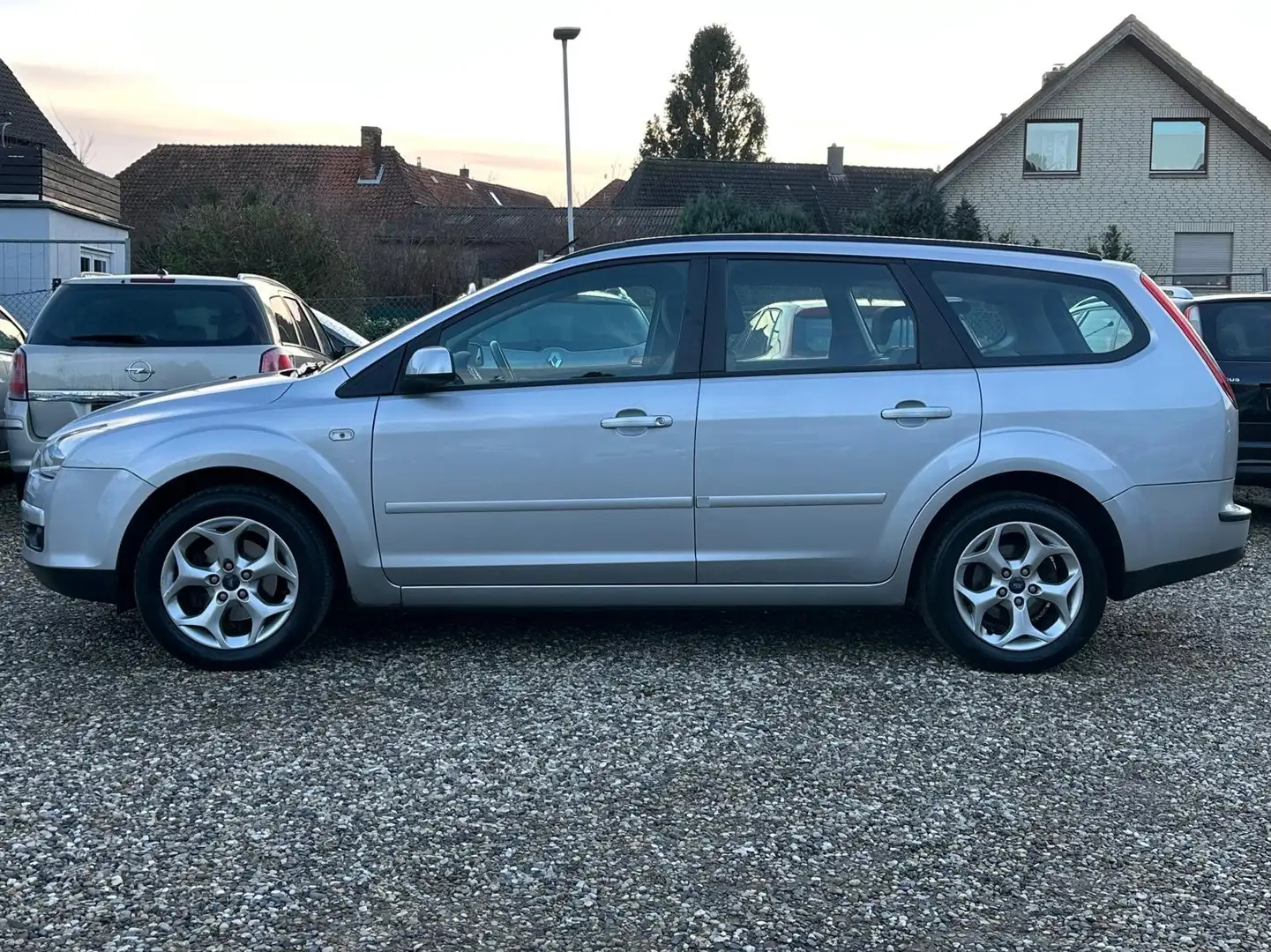 Ford Focus 1.8 Style Scheckheft SHZ Einparkhilfe Klima Alu Zilver - 2