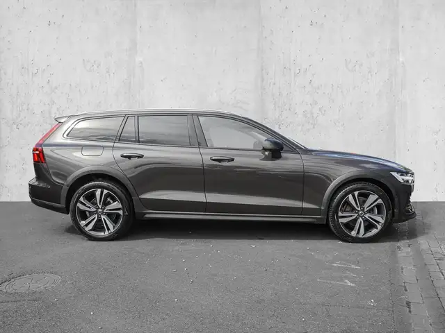 Volvo V60 Cross Country view 5