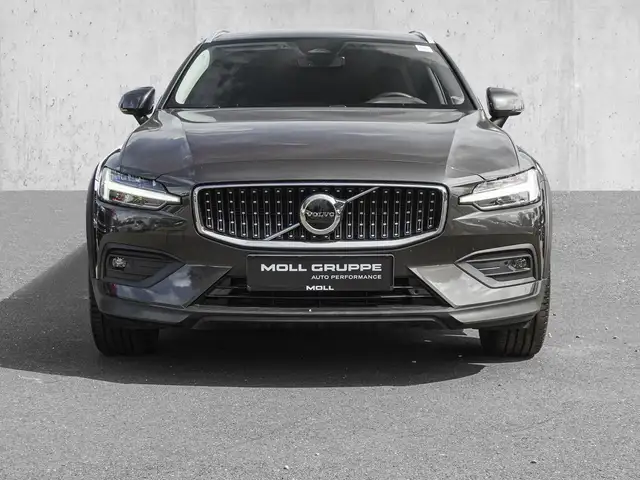 Volvo V60 Cross Country view 3