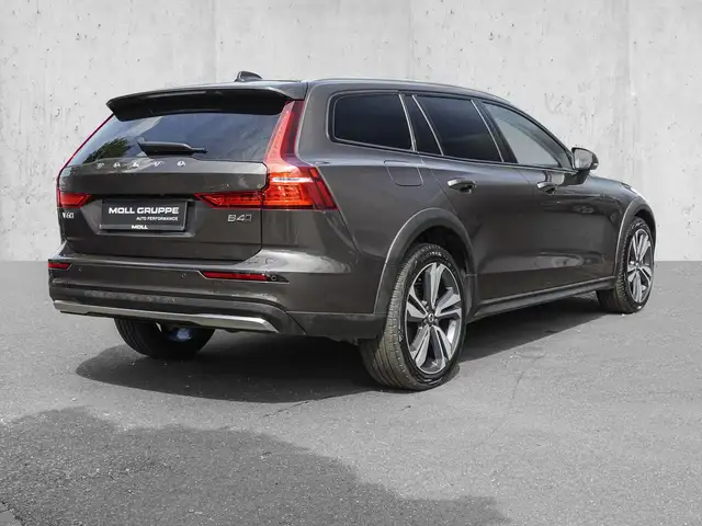 Volvo V60 Cross Country view 4