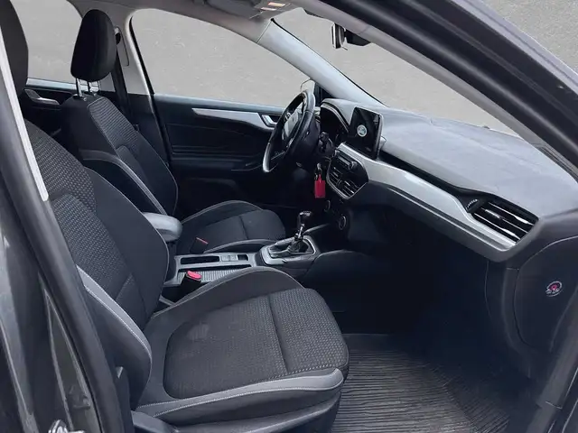 Ford Focus view 3
