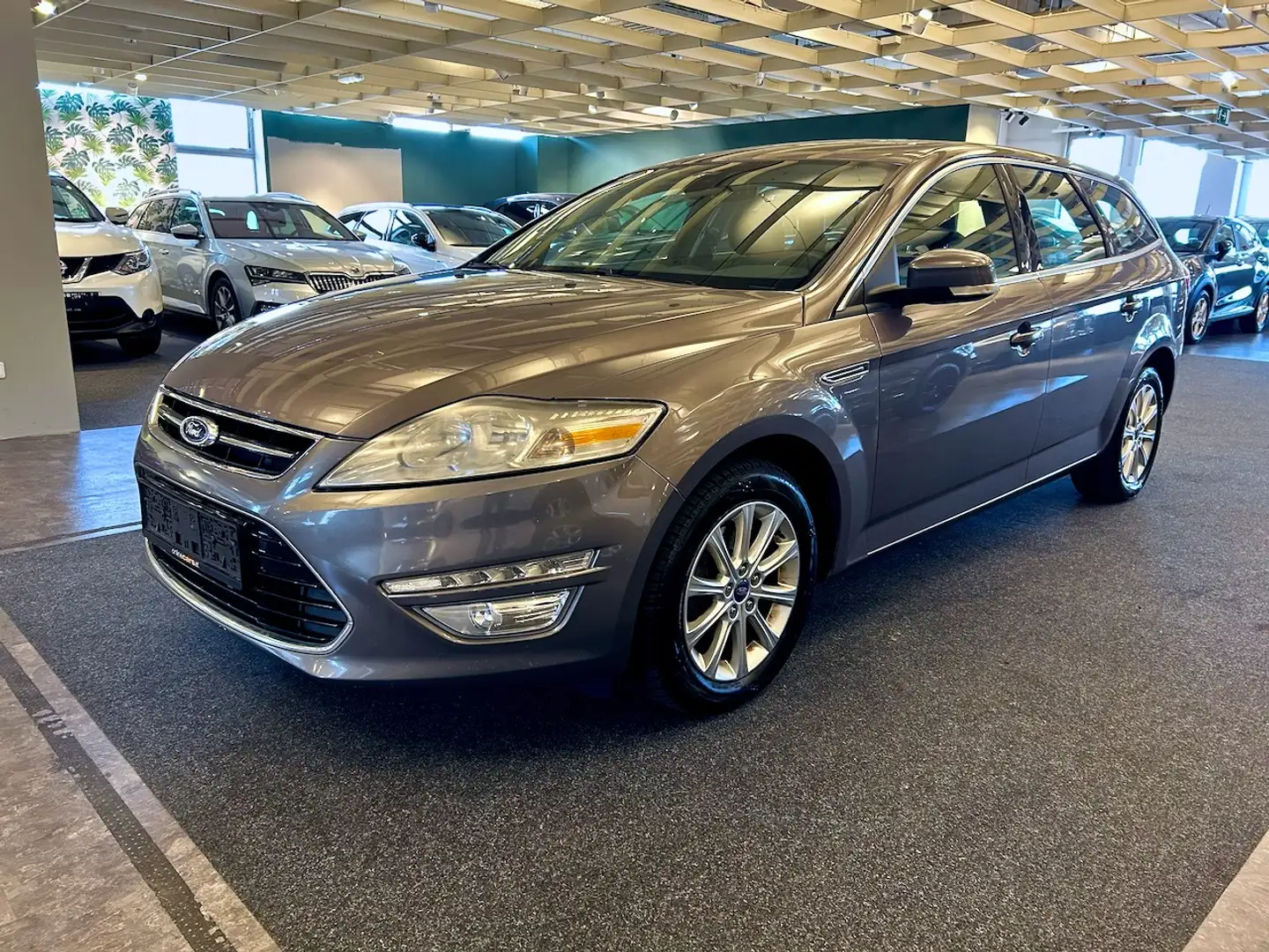 Ford Mondeo Traveller Titanium 1,6 TDCi DPF Grau - 1