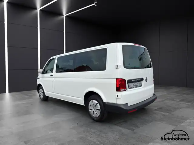 Volkswagen Transporter view 4