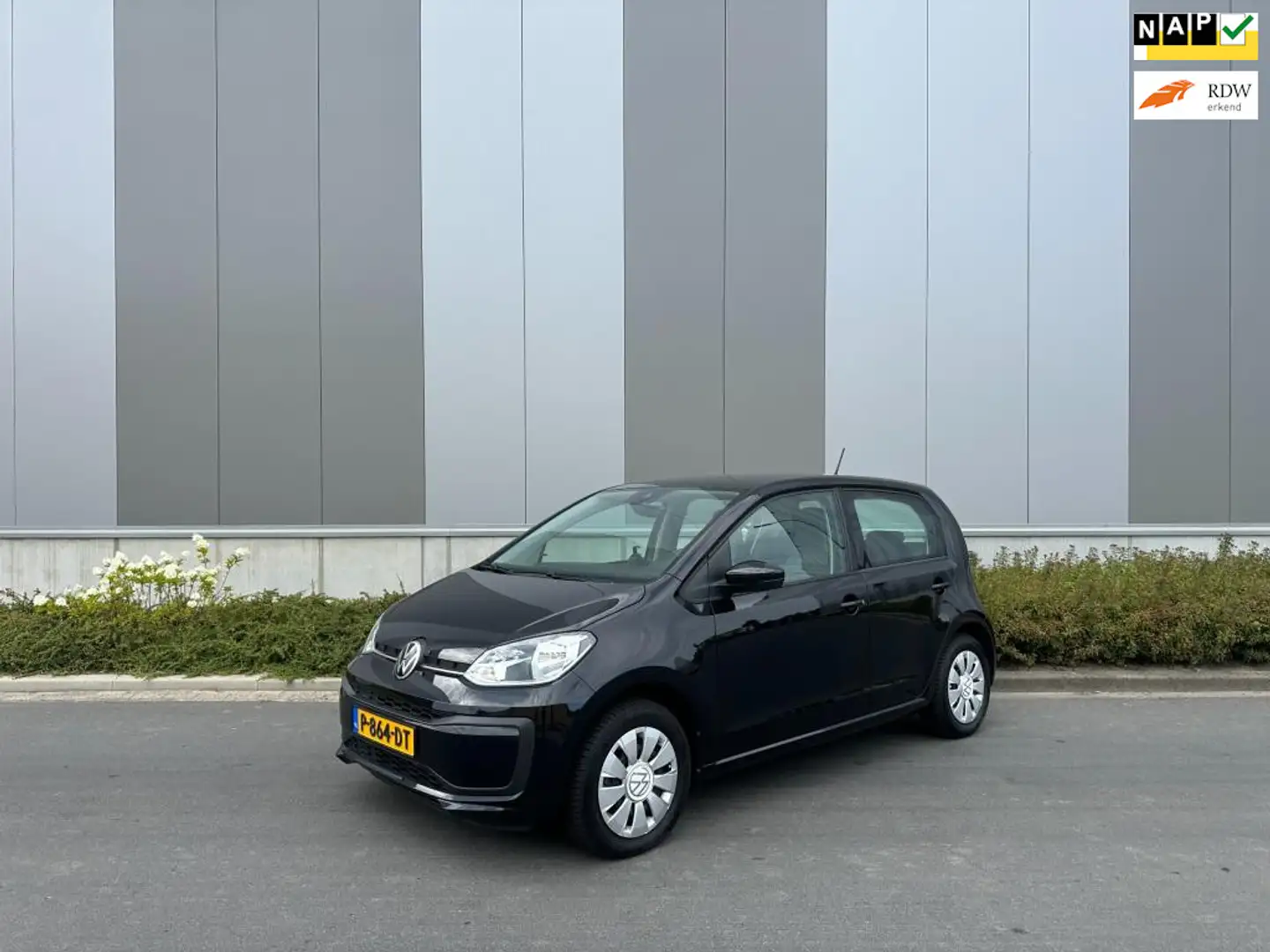 Volkswagen up! 1.0 Nieuwstaat / Airco / 13800km / 5 deurs Zwart - 1