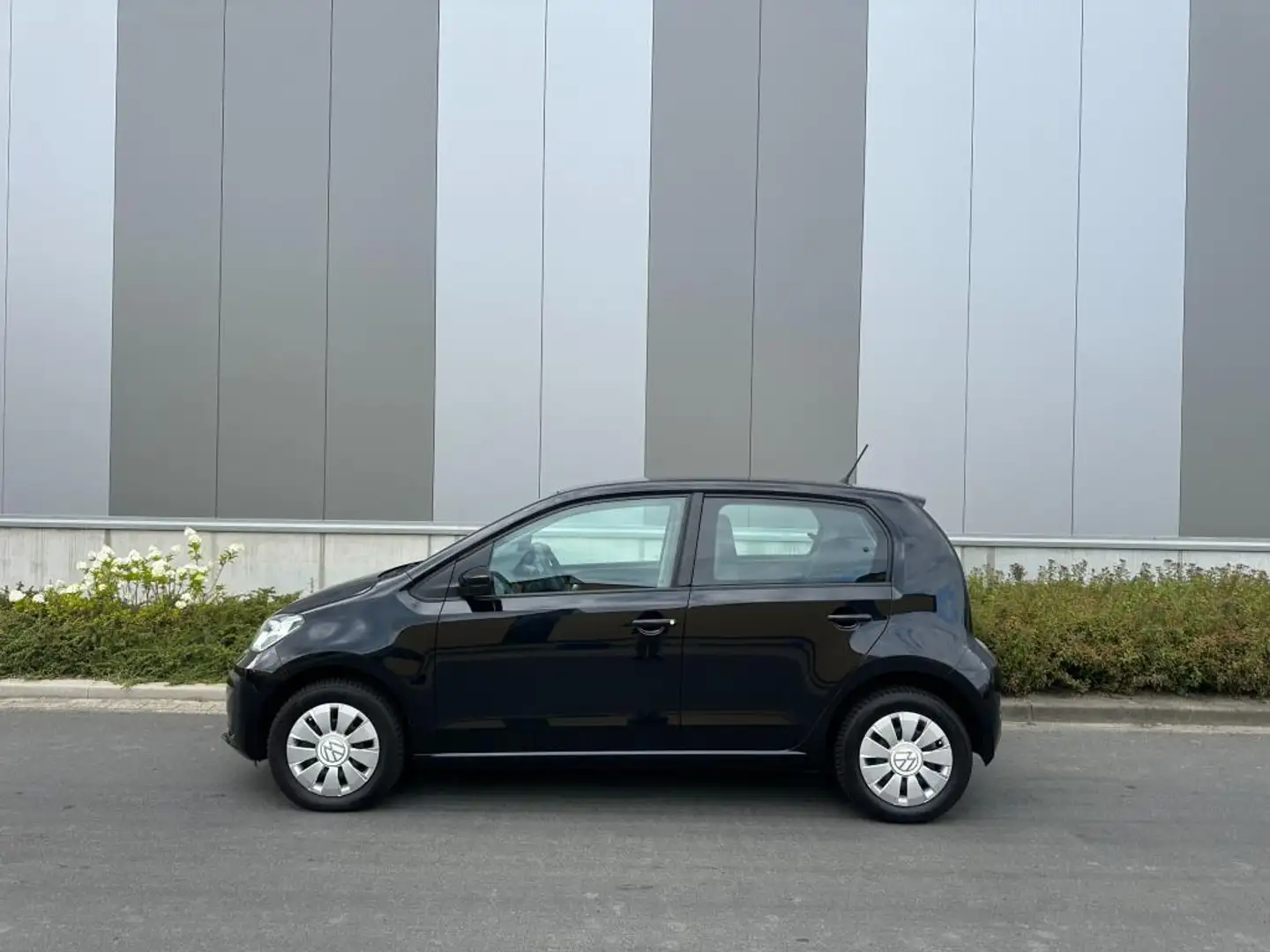 Volkswagen up! 1.0 Nieuwstaat / Airco / 13800km / 5 deurs Zwart - 2