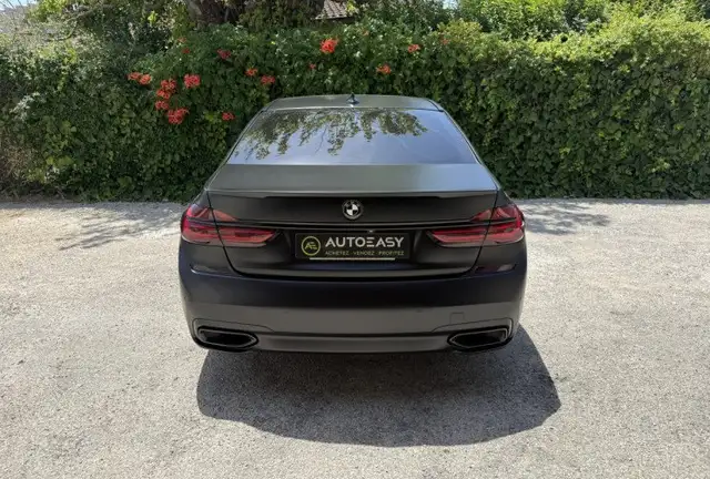 BMW 7 Series view 4