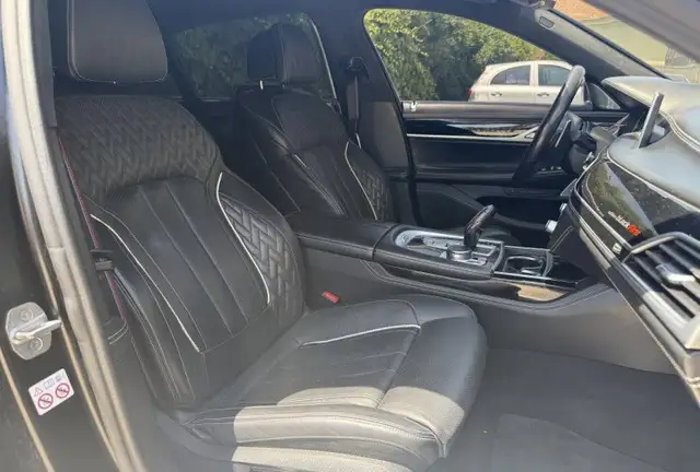 BMW 7 Series view 12