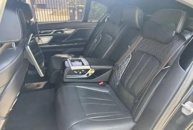 BMW 7 Series view 10