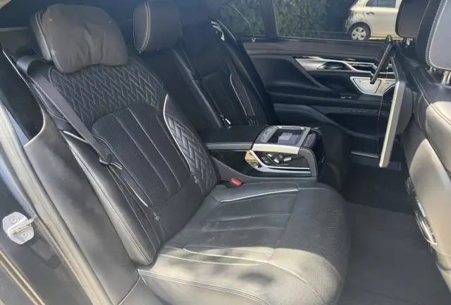 BMW 7 Series view 11
