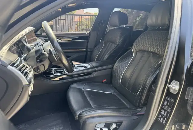 BMW 7 Series view 9