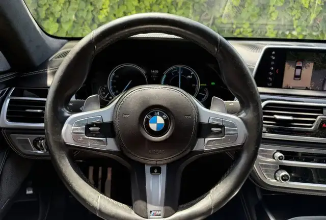 BMW 7 Series view 14
